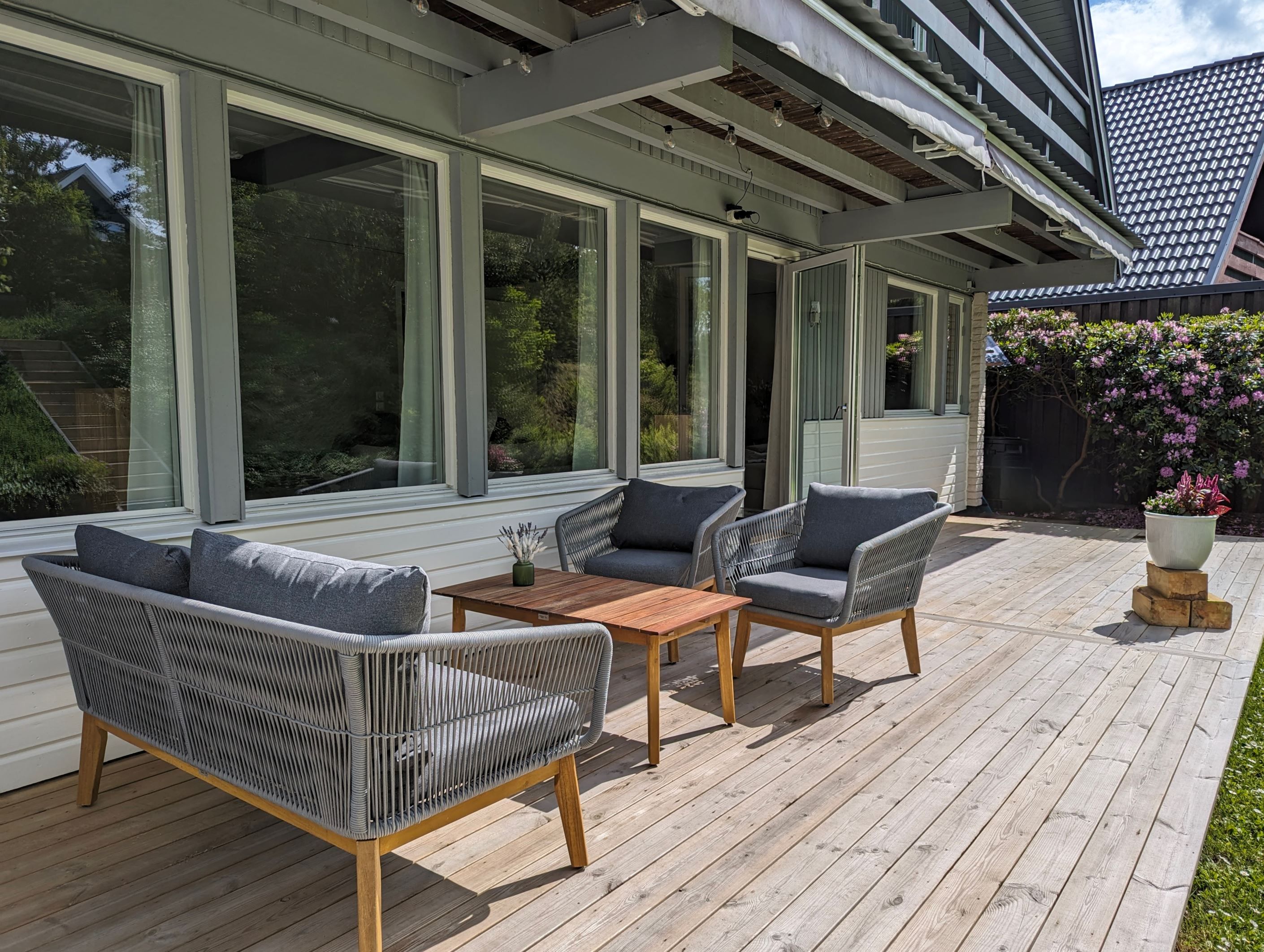 Trädäcksföresedd altan/uteplats på baksidan av huset