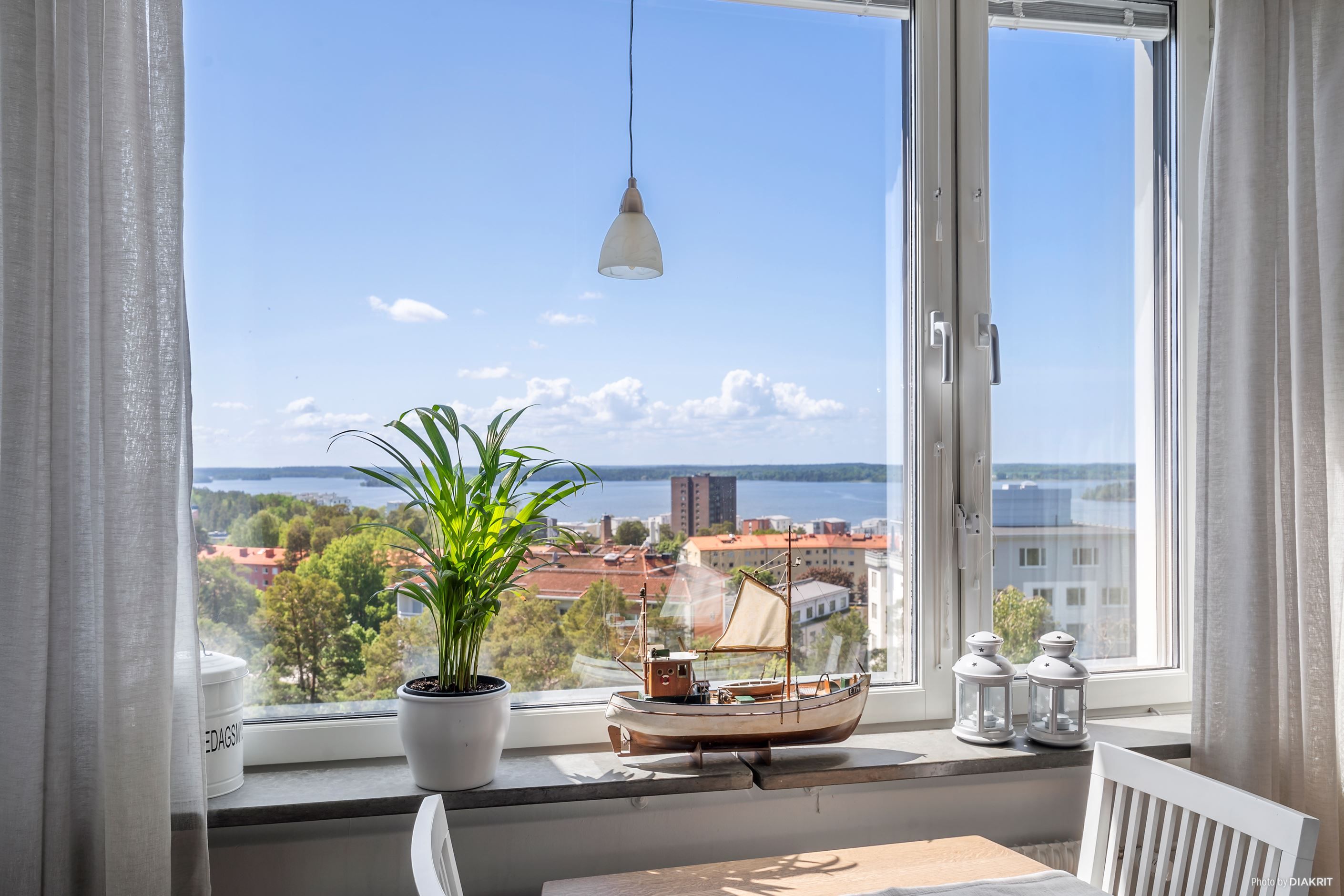 Utsikt från matplats i vardagsrummet, med utsikt över Mälaren