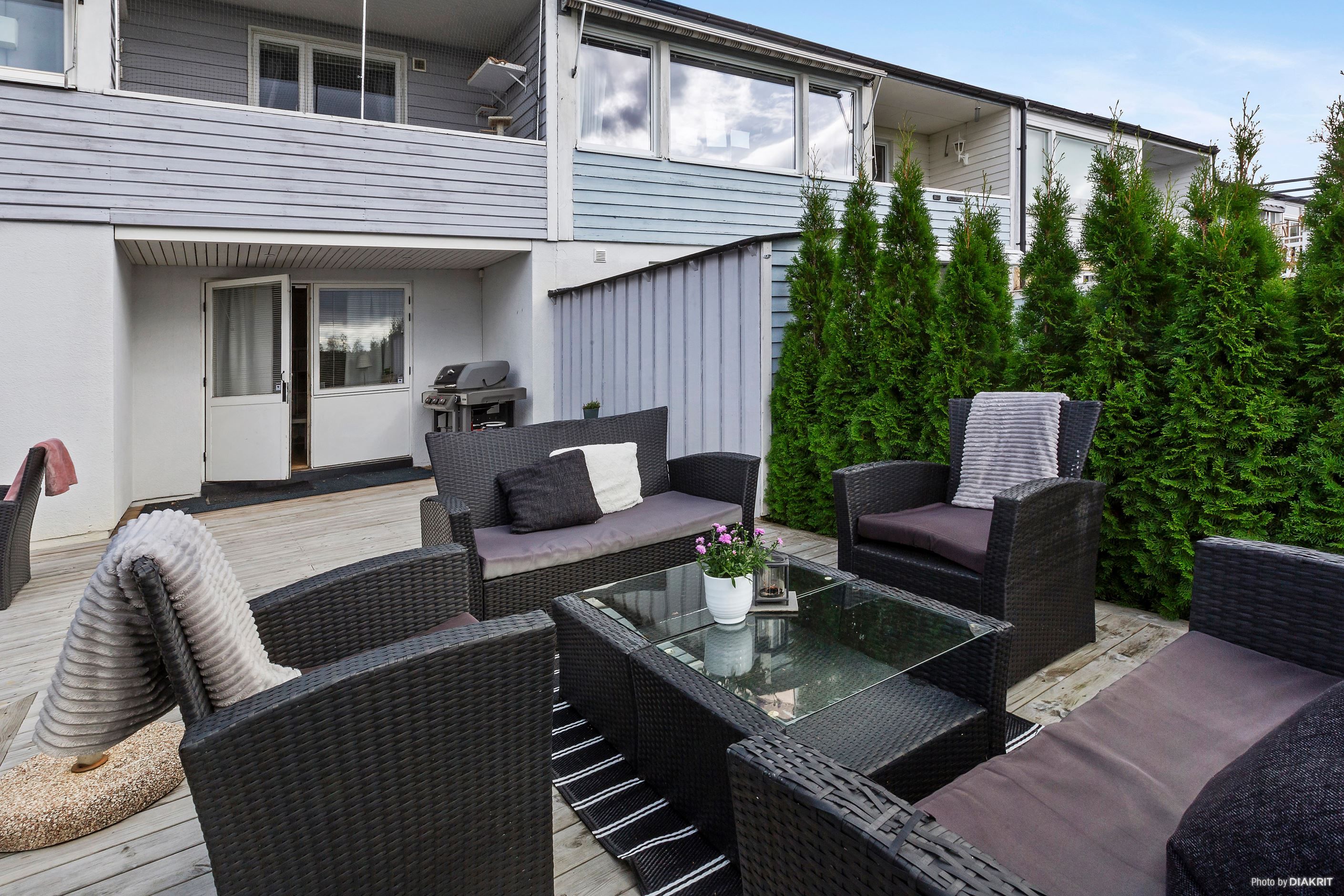 Stor altan med plats för såväl större matgrupp som loungegrupp