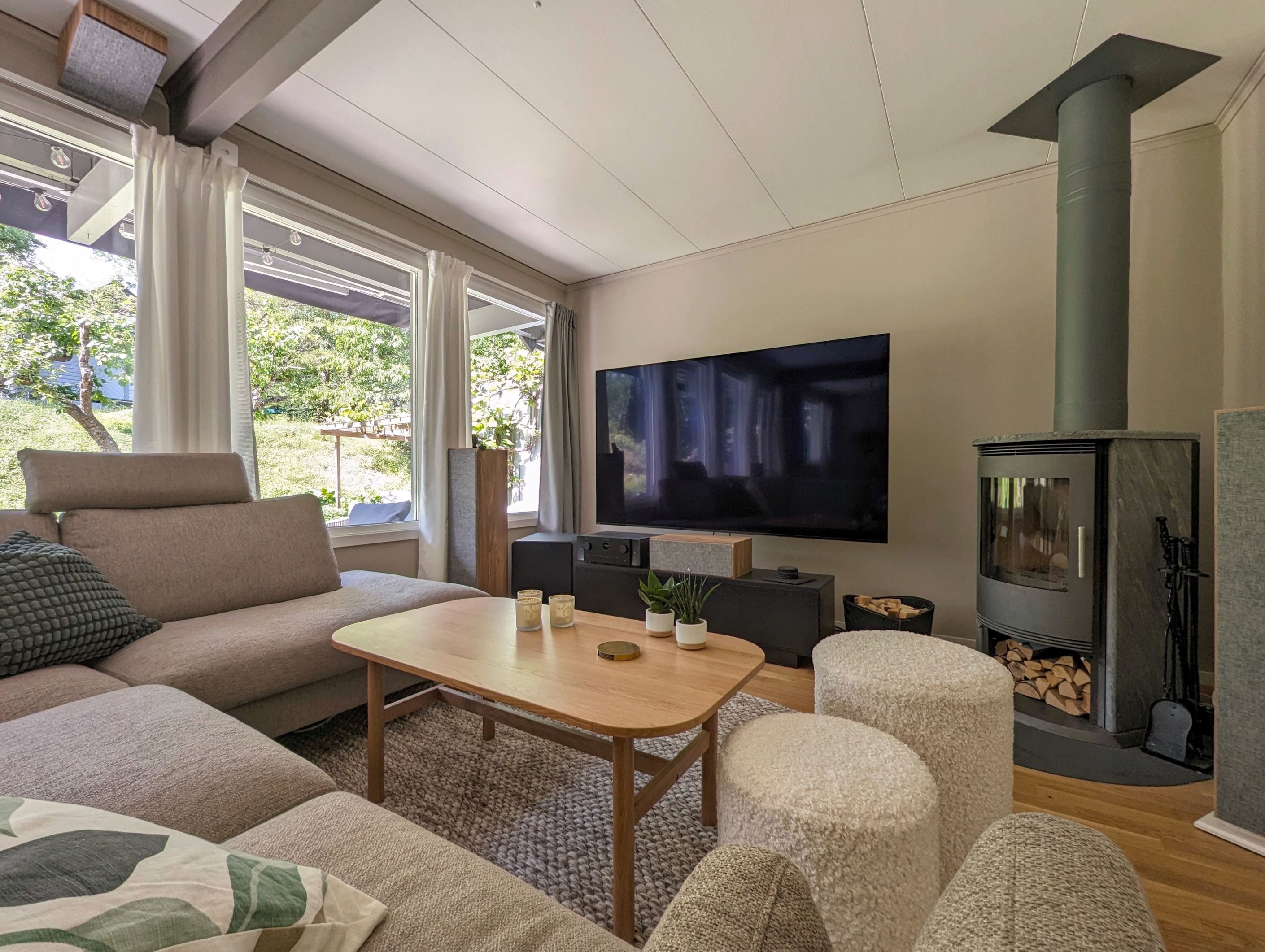 Vardagsrum med braskamin