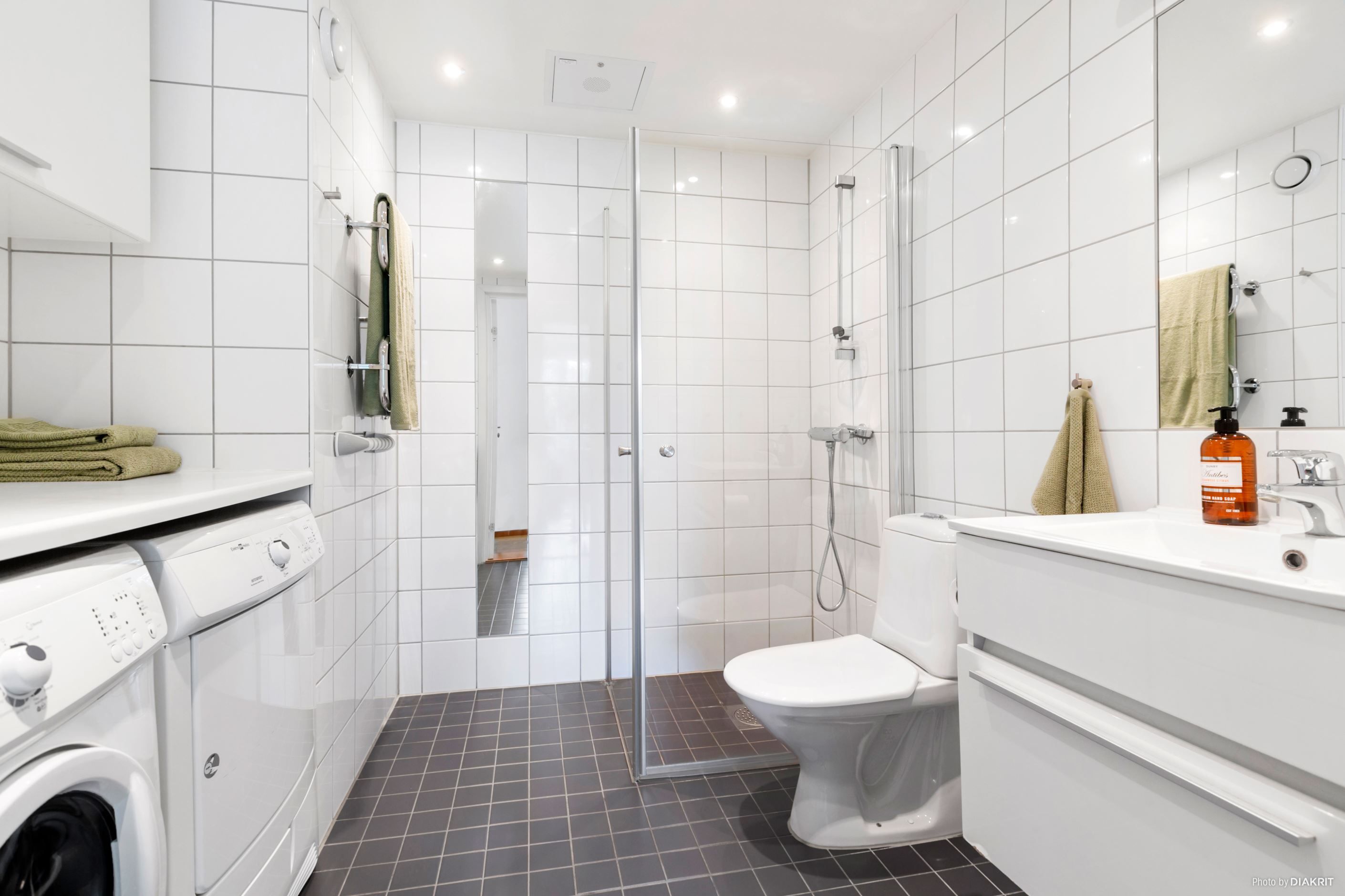 Helkaklat WC-/duschrum med tvättmaskin