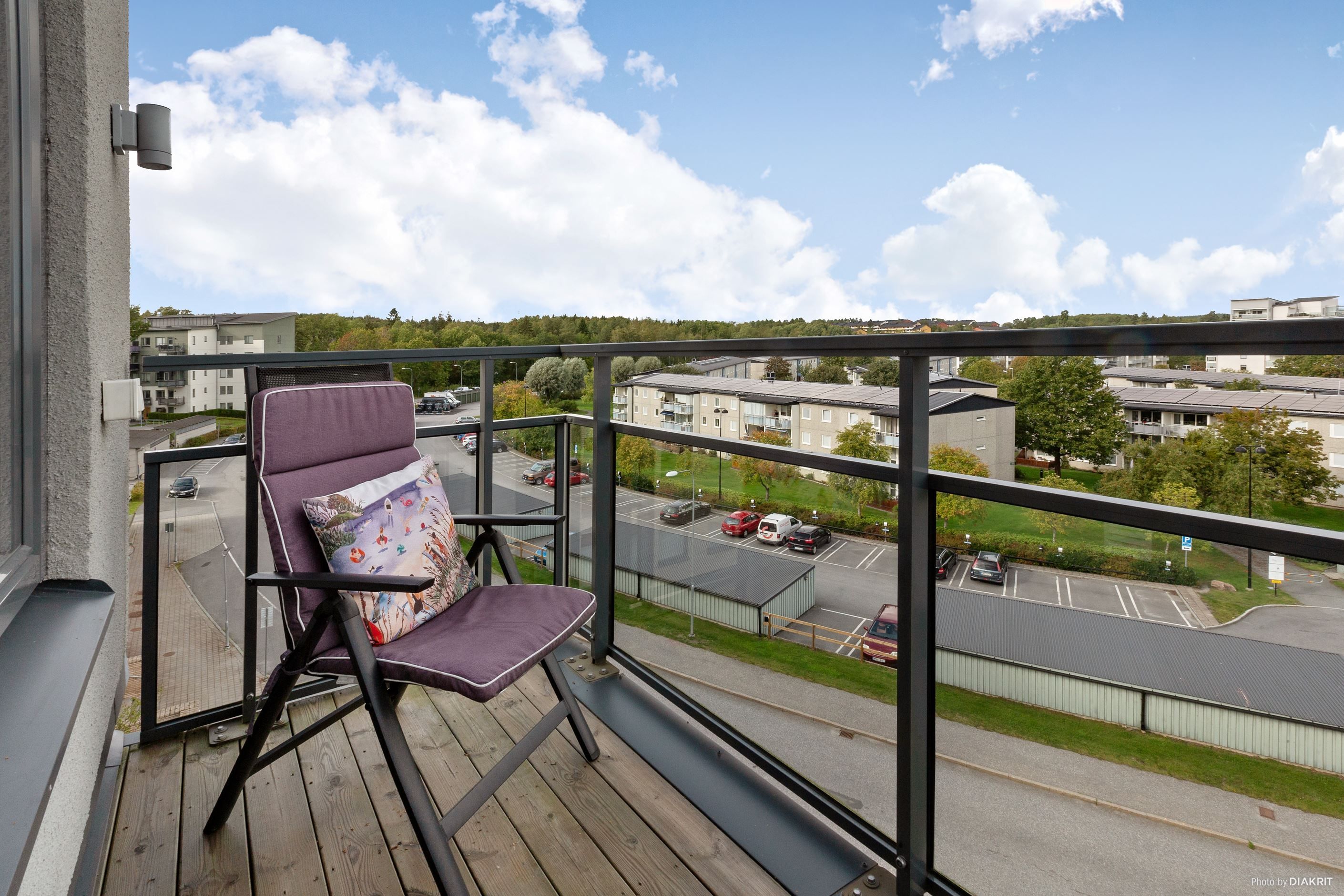 Vy från balkongen i sovrummet, med utsikt över delar av Viksjö och med kvällssol
