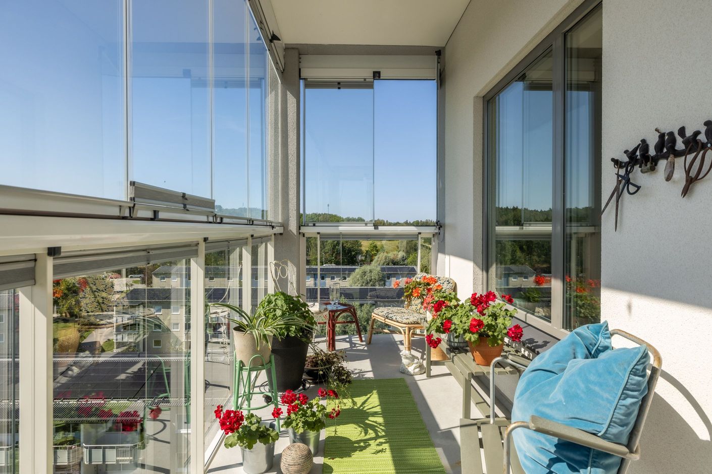 Balkong i soligt söder med solnedgången på sidan