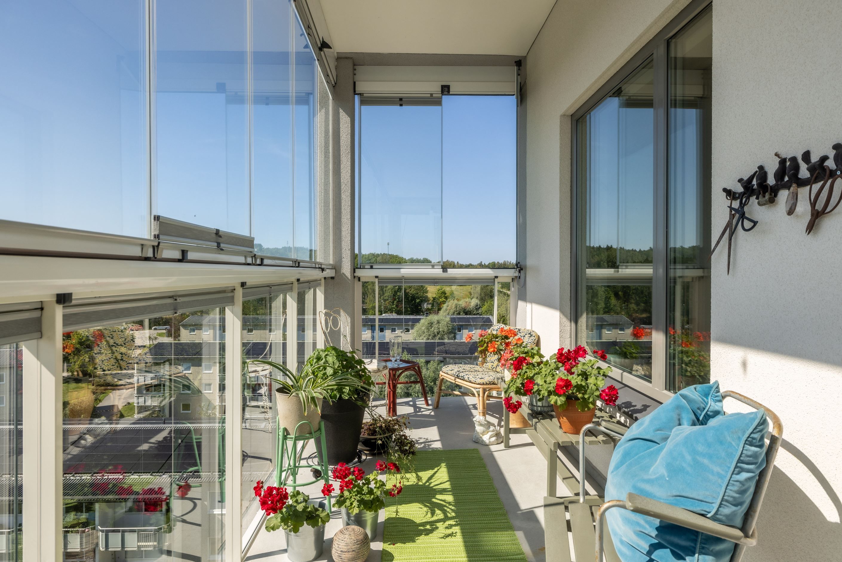 Balkong i soligt söder med solnedgången på sidan