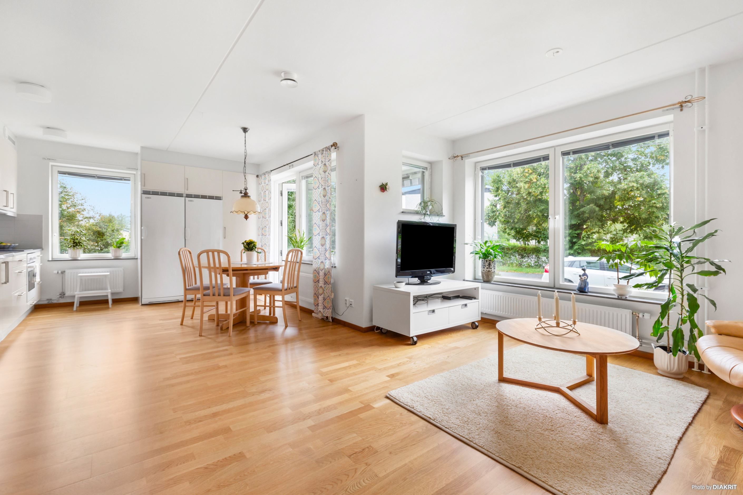 Ljust och trivsamt kök med matplats i öppen planlösning med vardagsrummet