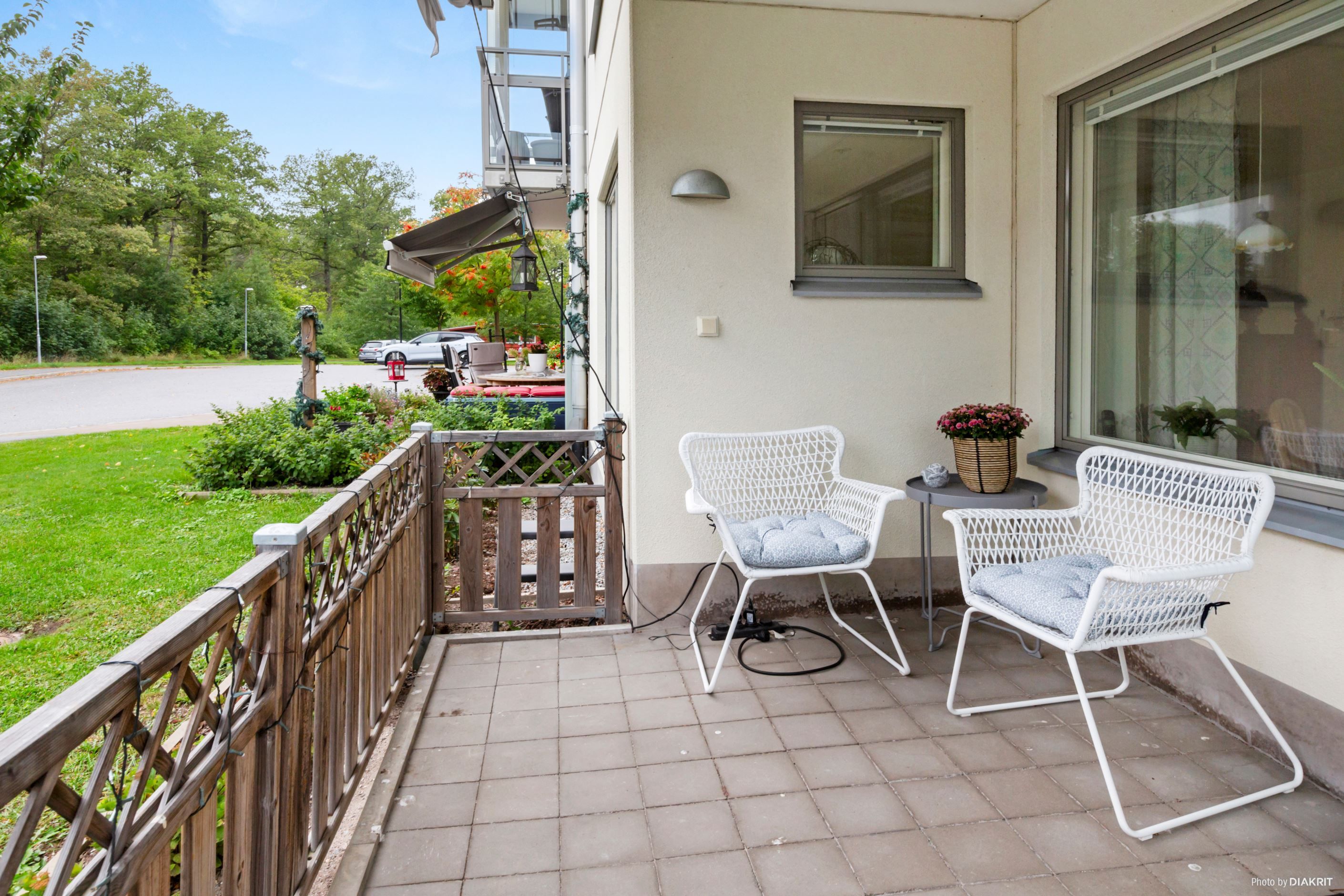 Stenbelagd uteplats i söderläge, delvis under tak