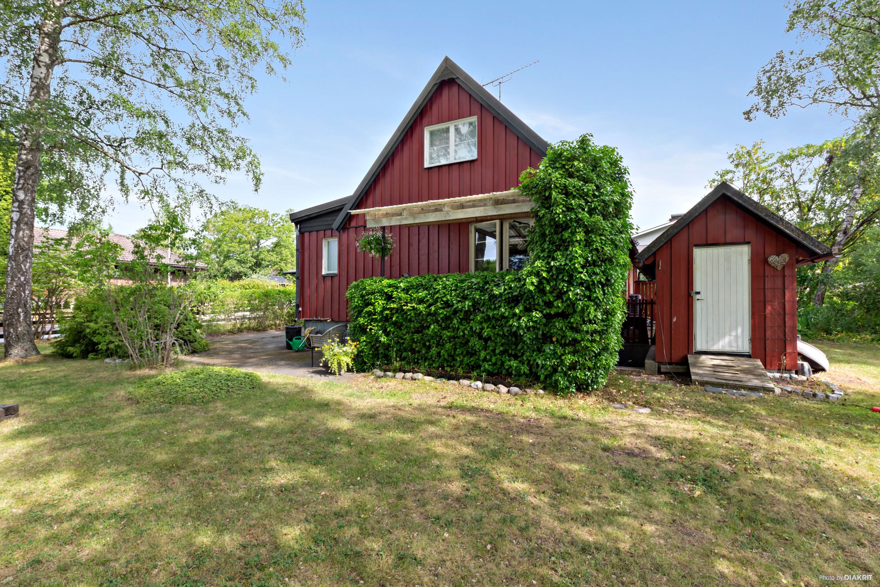 Fasadbild från gaveln, med separat redskapsbod
