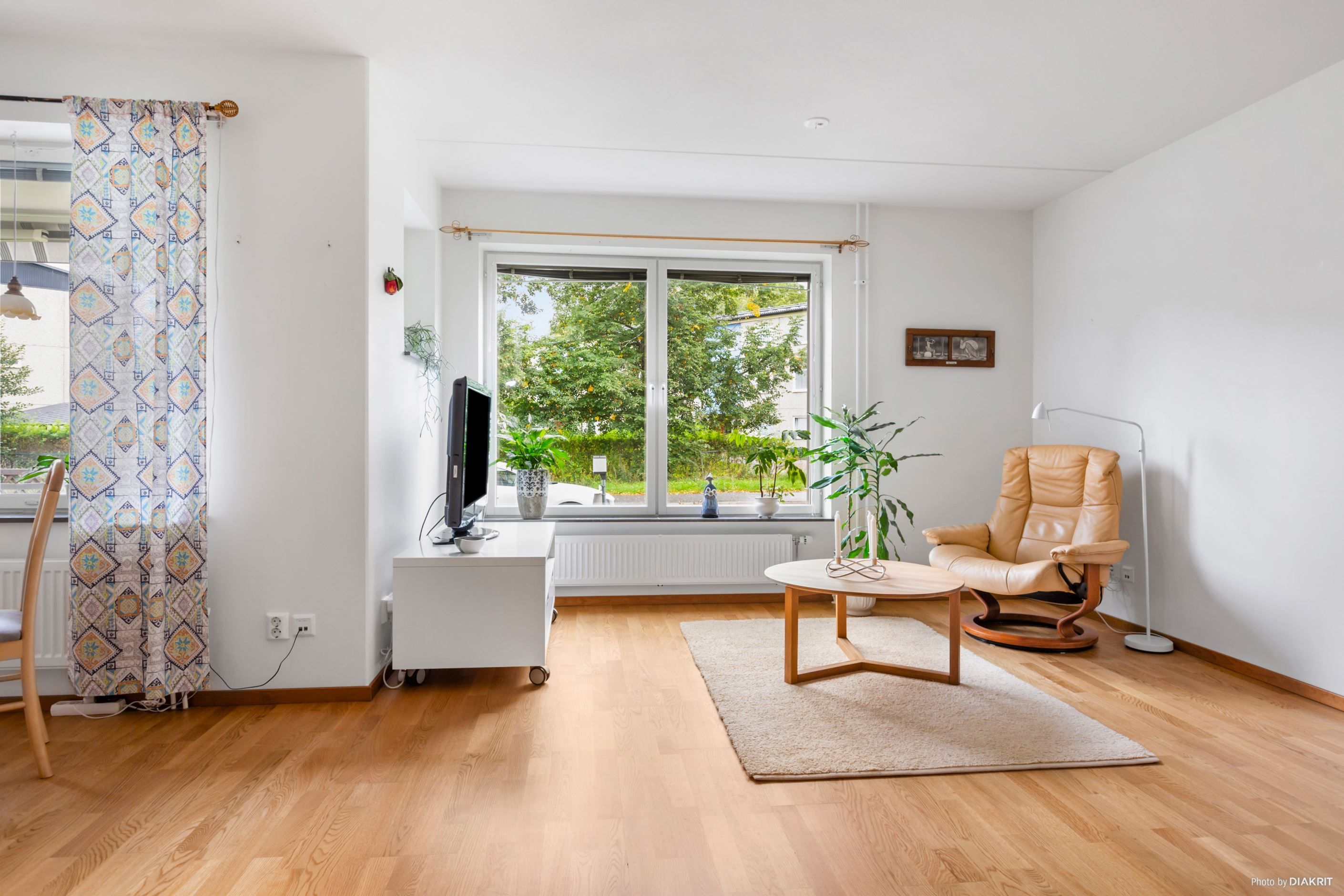 Del av vardagsrummet, i öppen planlösning med köket