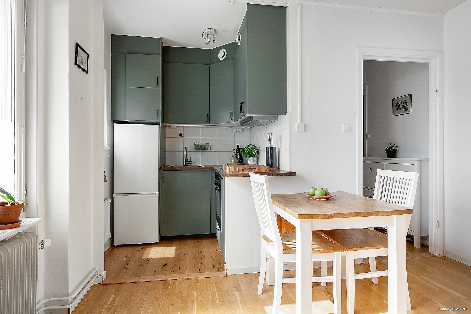 Renoverad kokvrå med matplats i öppen plan