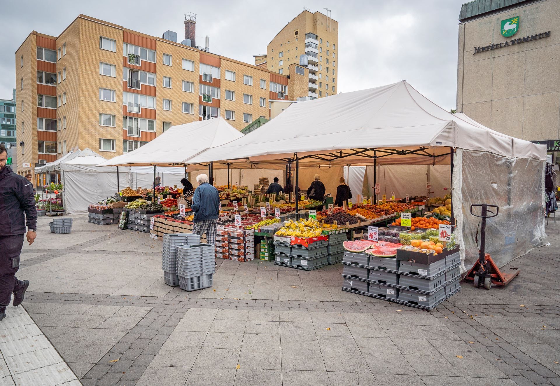 Frukt och grönsaksstånd på torget i Jakobsberg