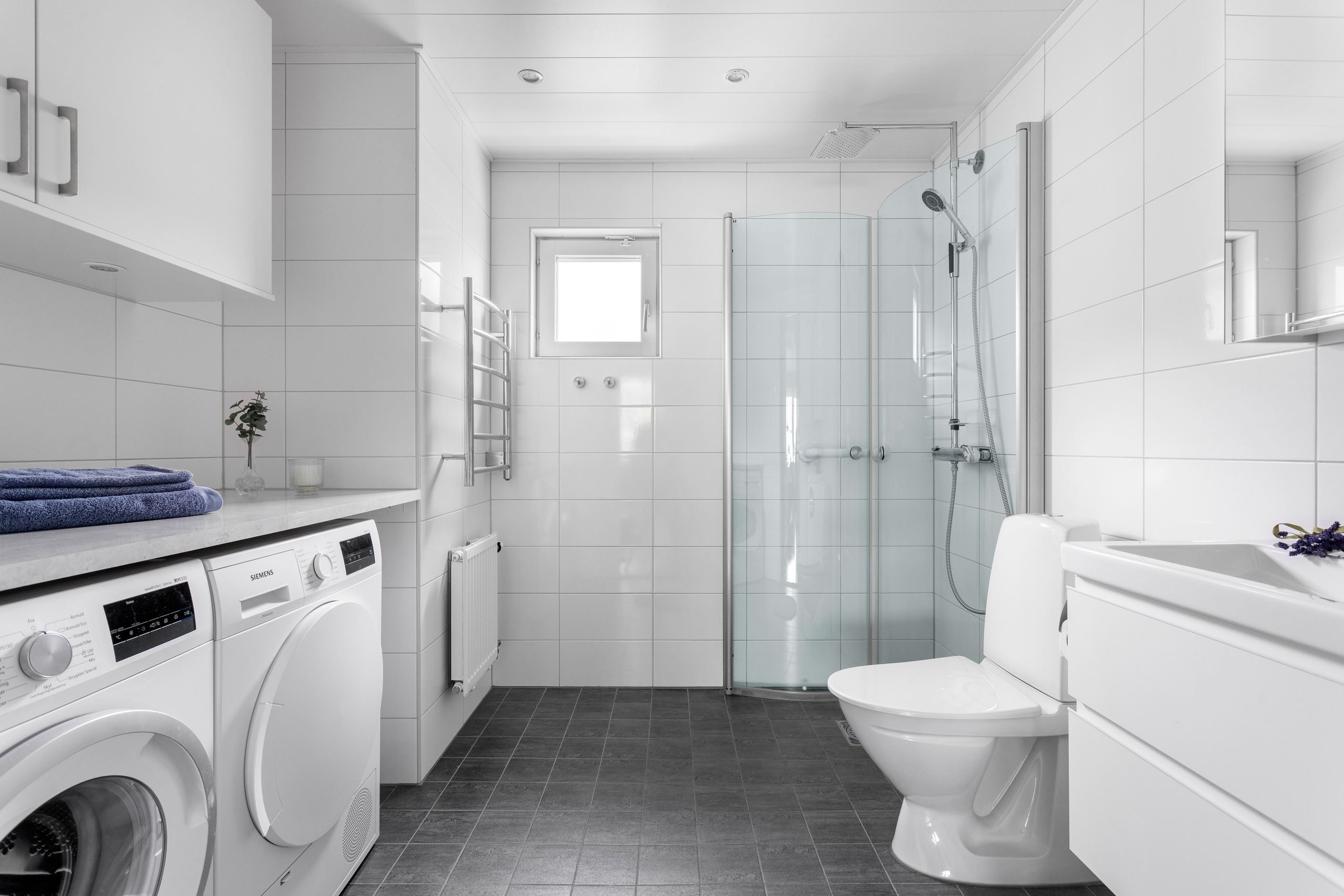 Stora wc/duschrummet med egen tvättdel