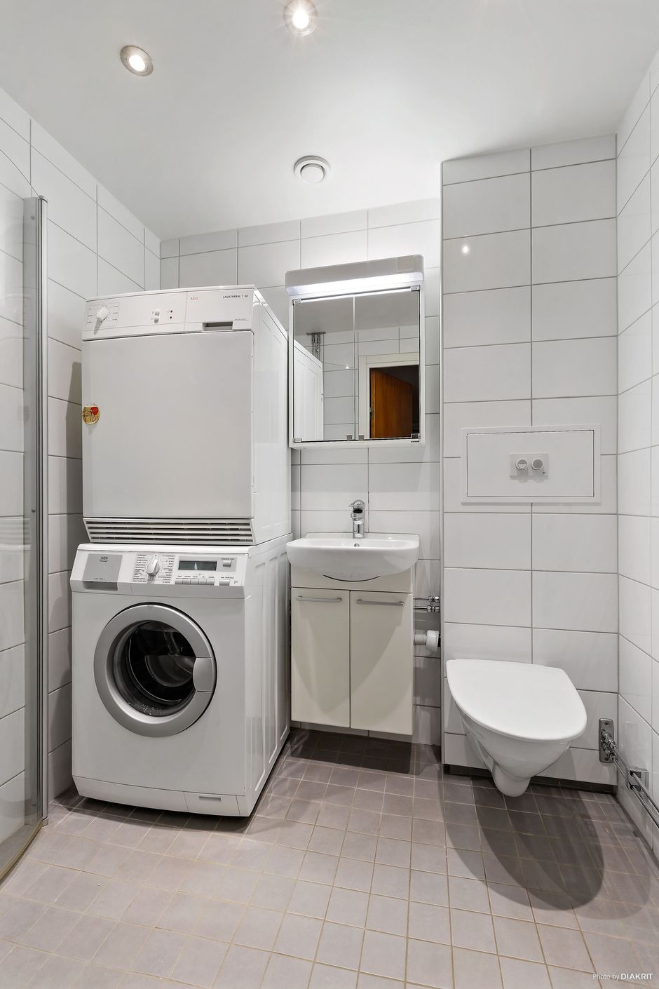 Stambytt och helkaklat WC-/duschrum med tvättmaskin och torktumlare