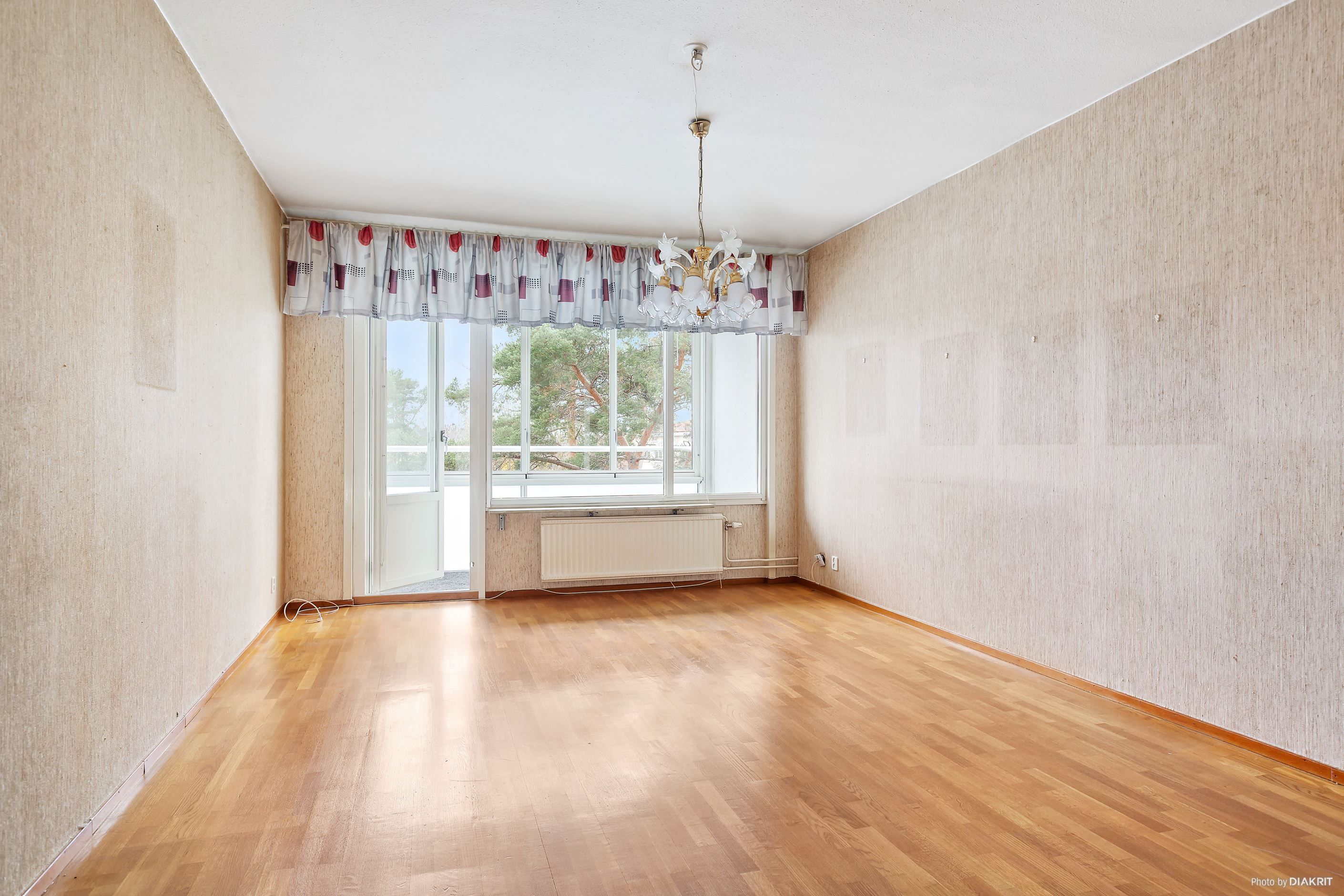 Vardagsrum med utgång till inglasad balkong