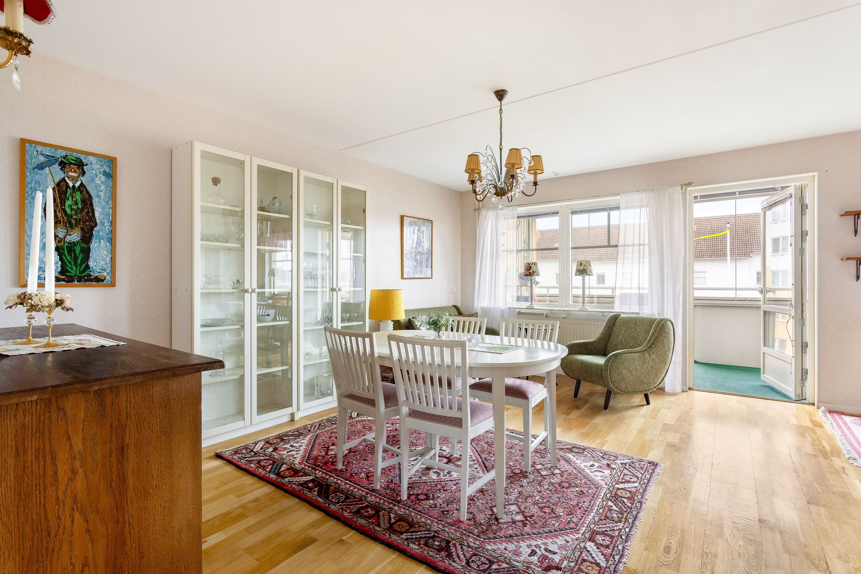 Ljust och trivsamt vardagsrum.