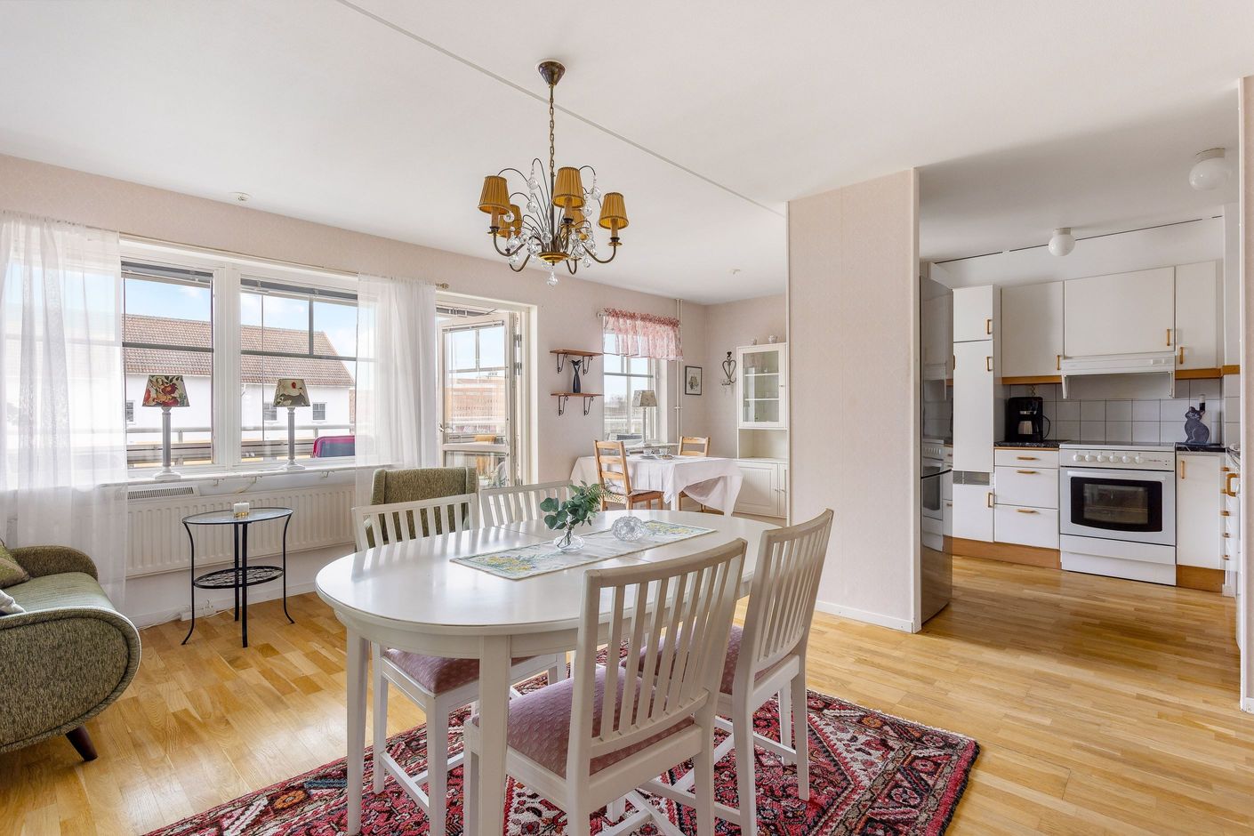 Öppen planlösning mellan kök och vardagsrum.