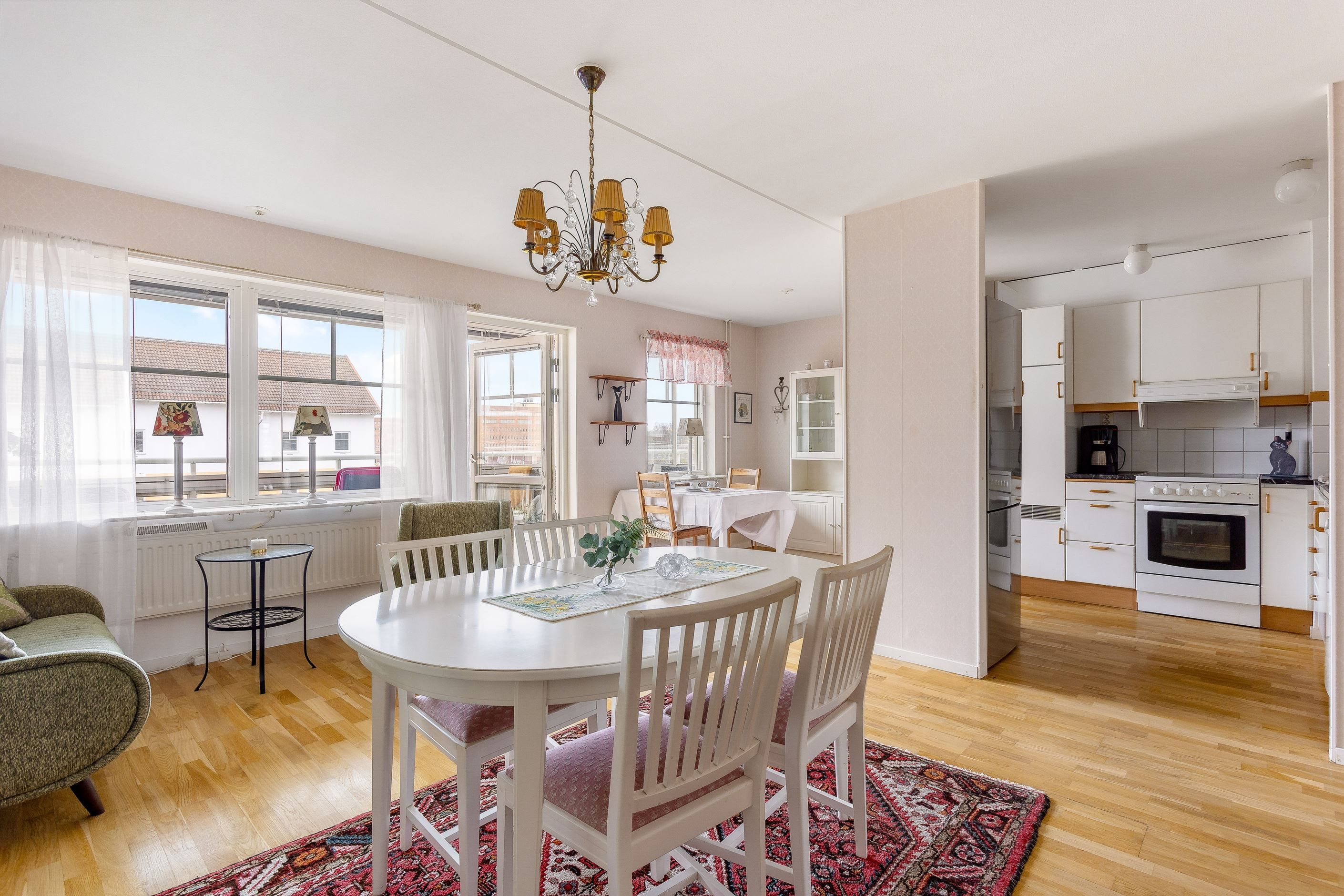 Öppen planlösning mellan kök och vardagsrum.