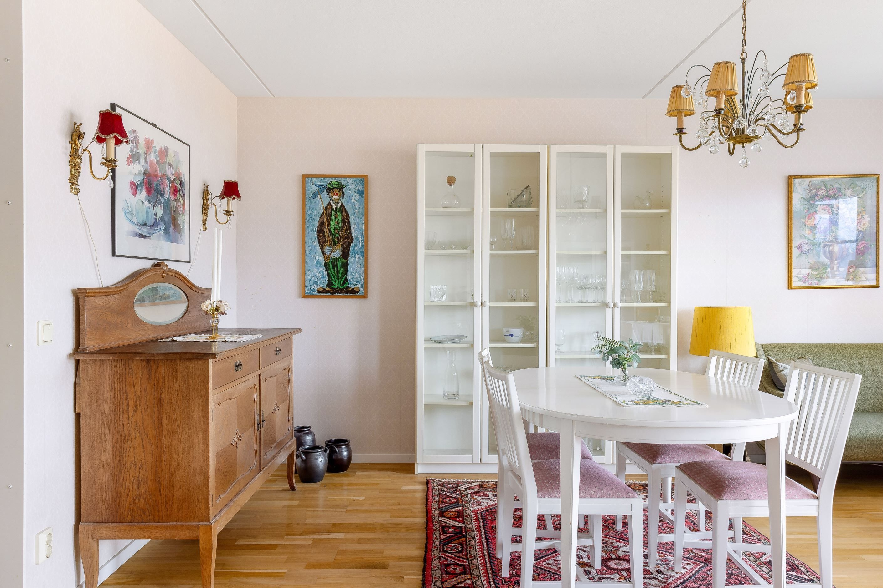 Plats för matsalsmöblemang i vardagsrummet.