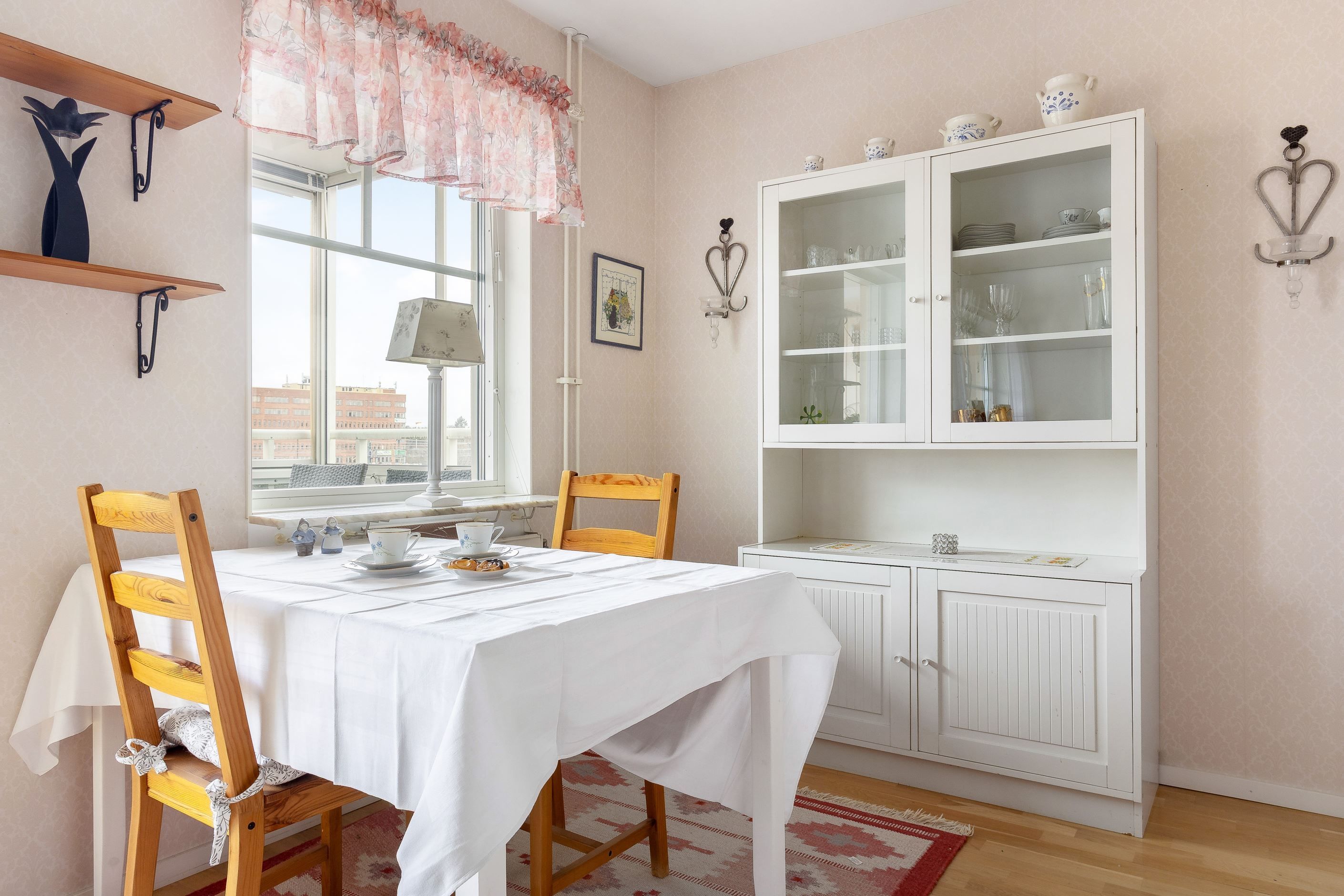 Plats för matbord vid fönster.