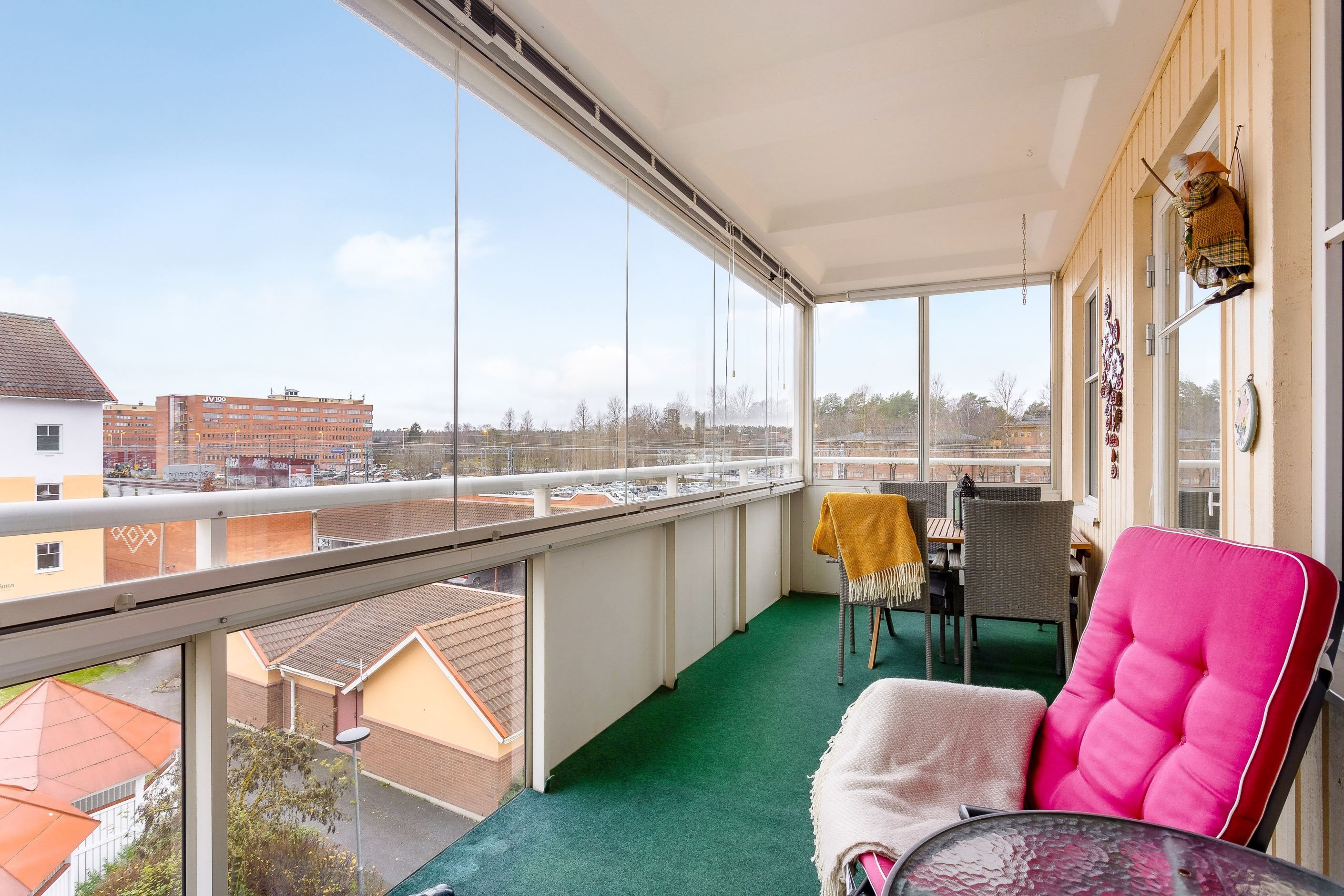 Gott om plats för den inglasade balkongen.