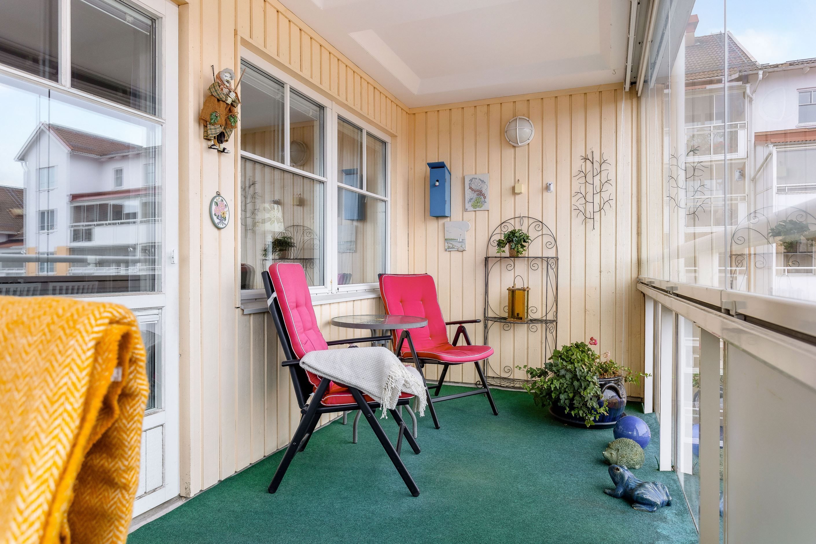 Stor inglasad balkong.