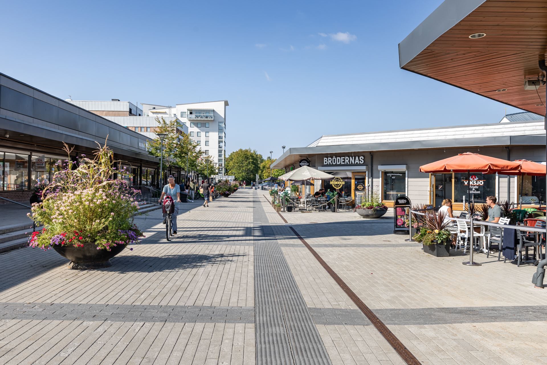 Viksjö centrum med stort affärsutbud!