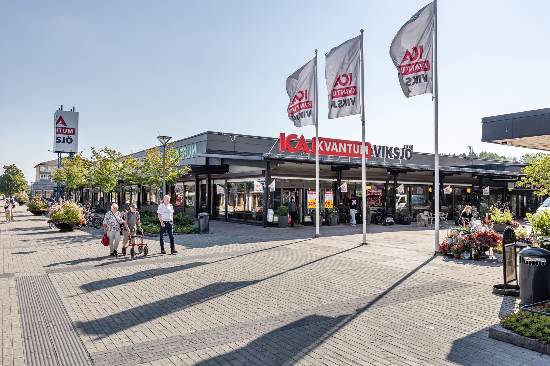 Viksjö centrum med stort affärsutbud!