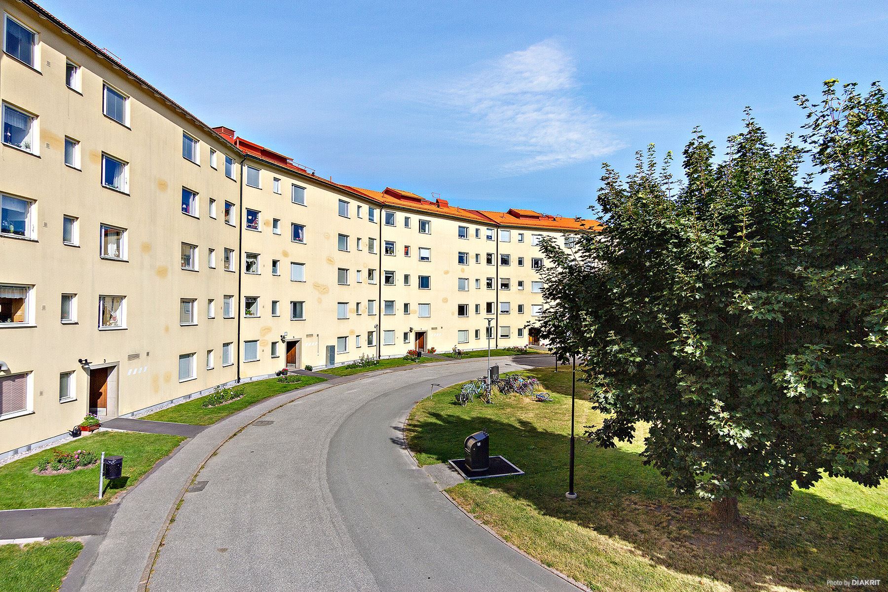 Filarvägens entrésida från lugn gata