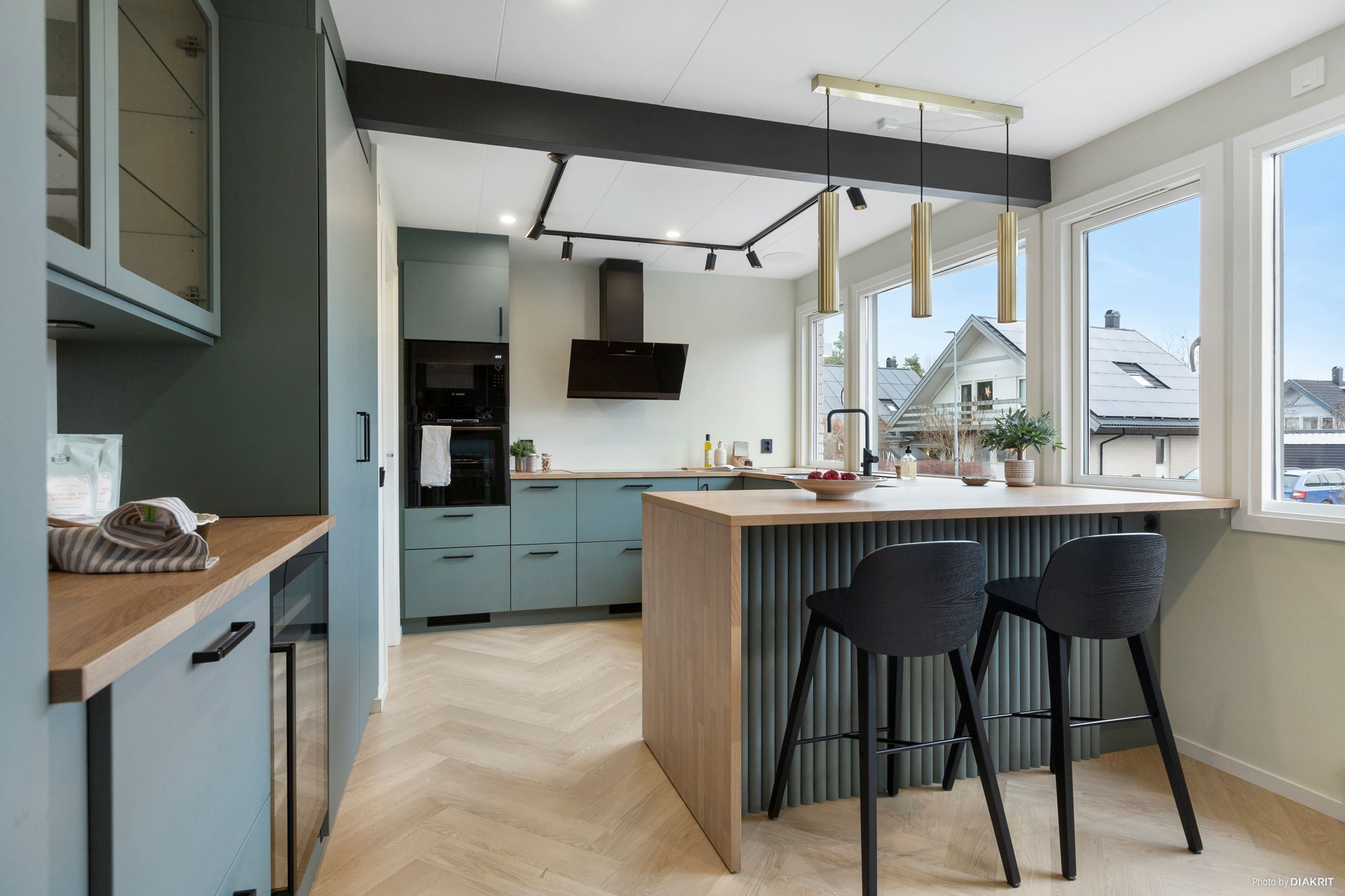 Välutrustat kök med barbänk