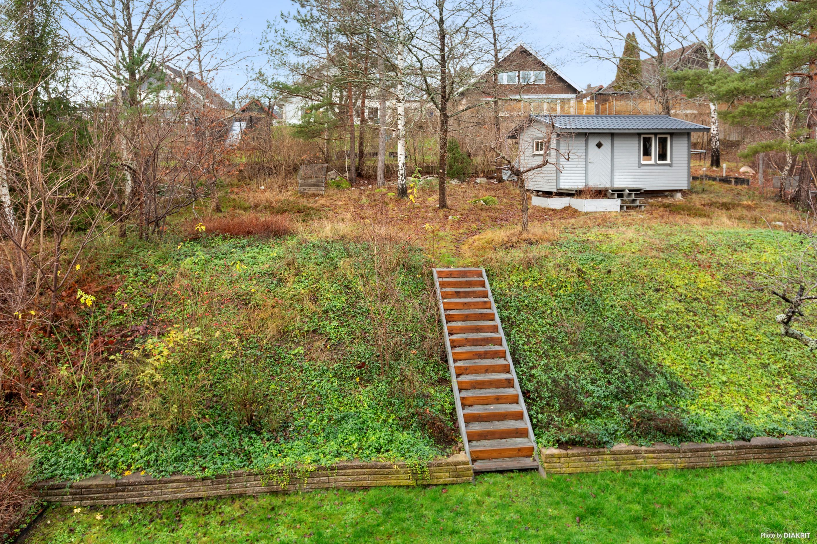 Vy över tomten från balkongen - gäststuga