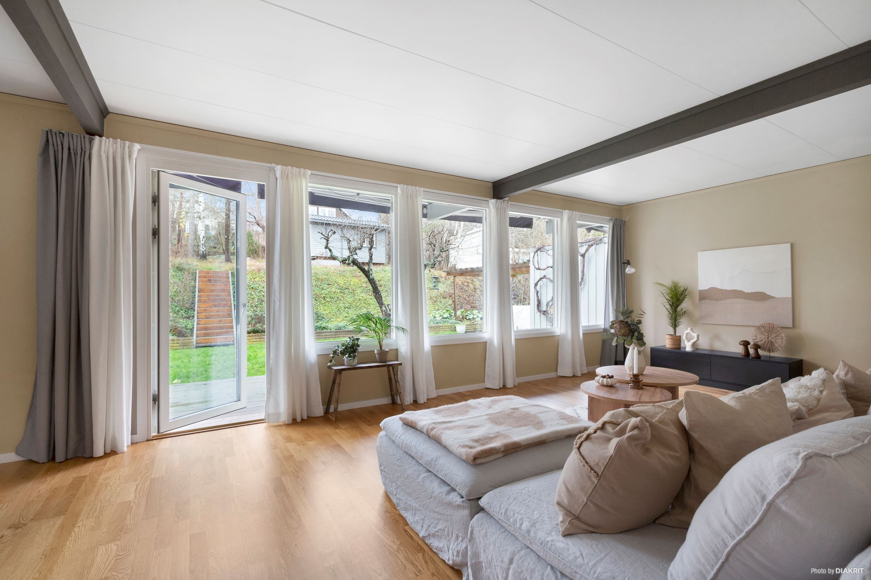 Vardagsrum med utgång till insynsskyddad uteplats/altan i sydvästläge