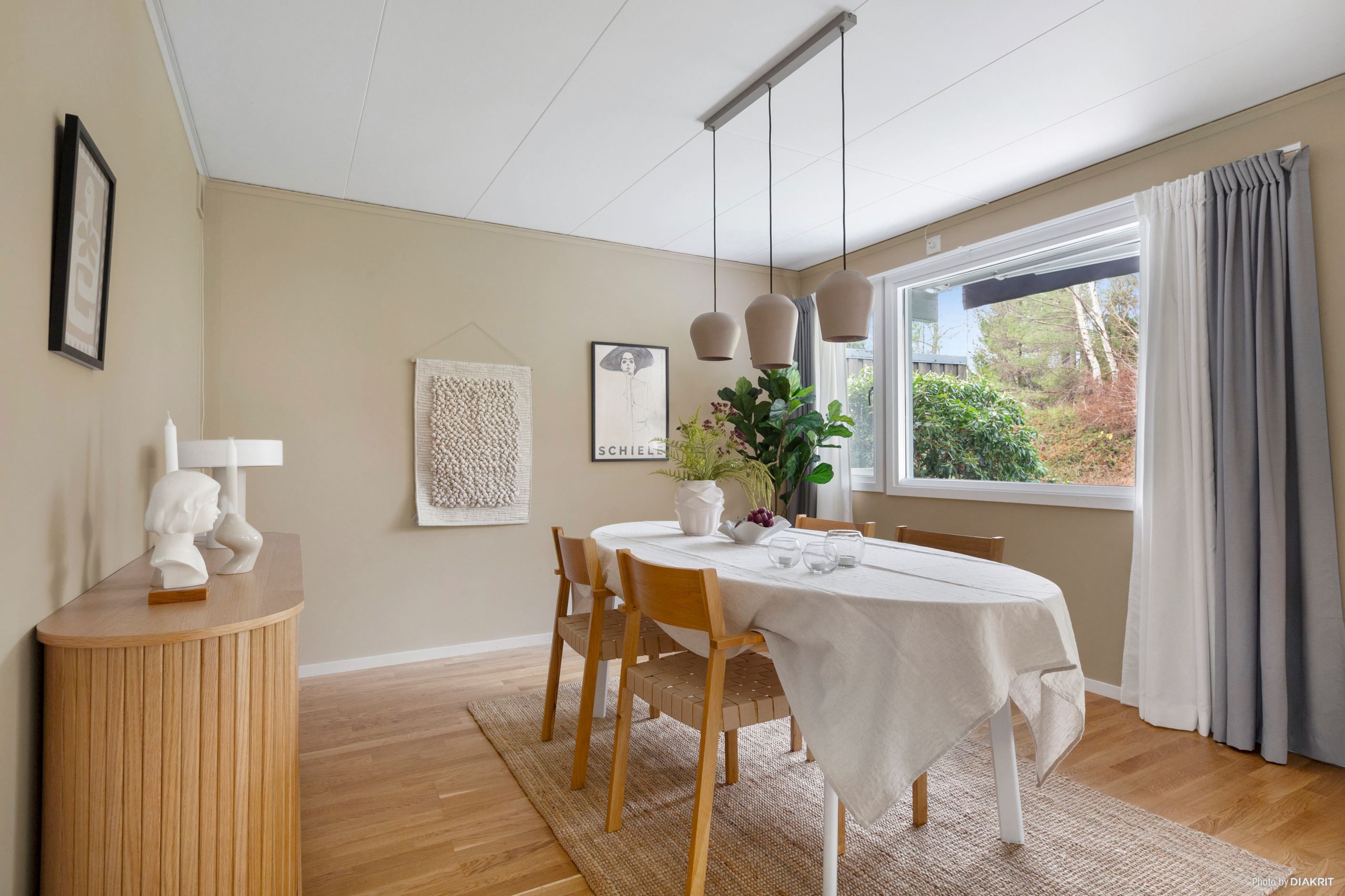 Plats för matgrupp i vardagsrummet