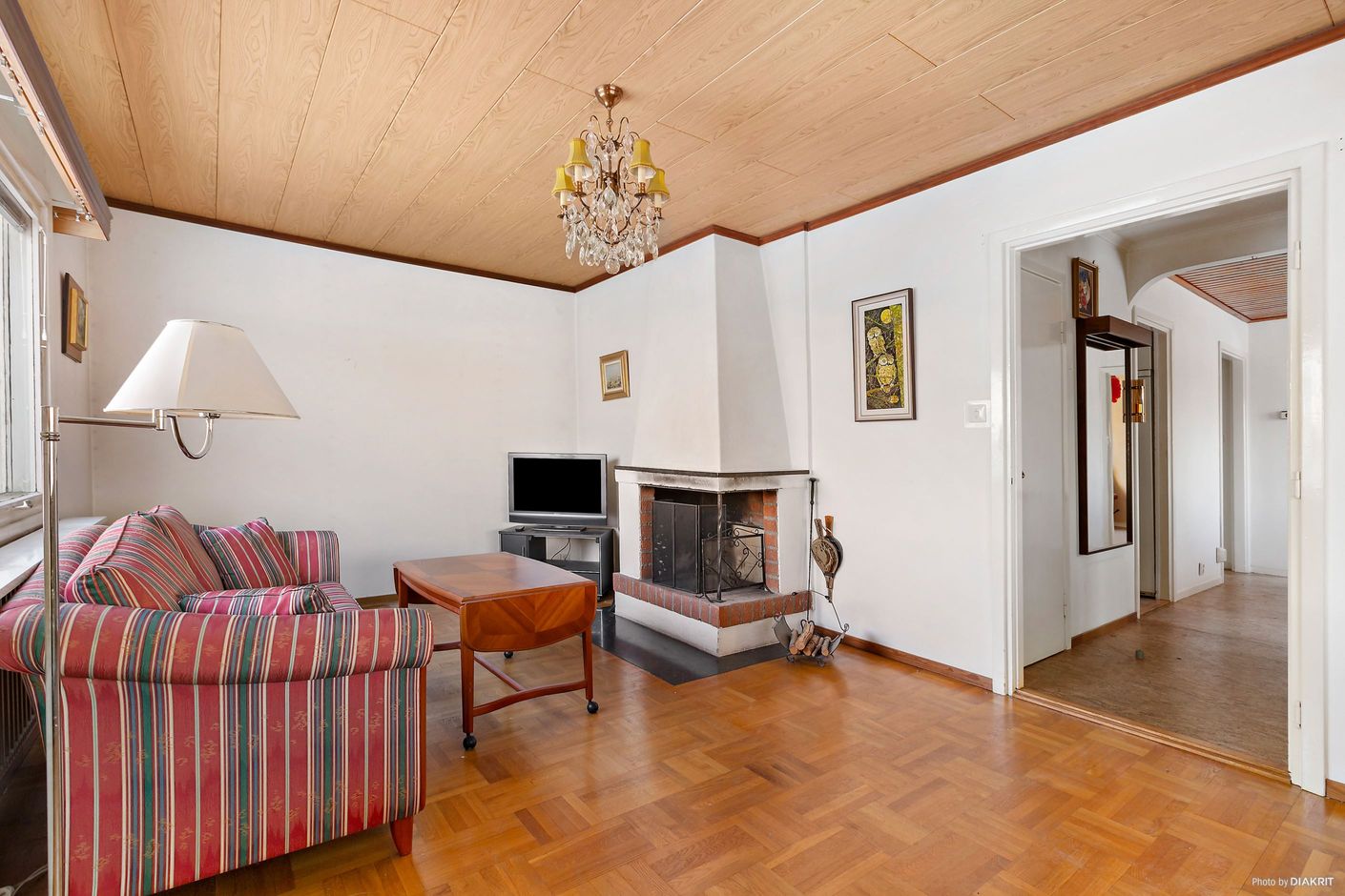 Vardagsrum med öppen spis