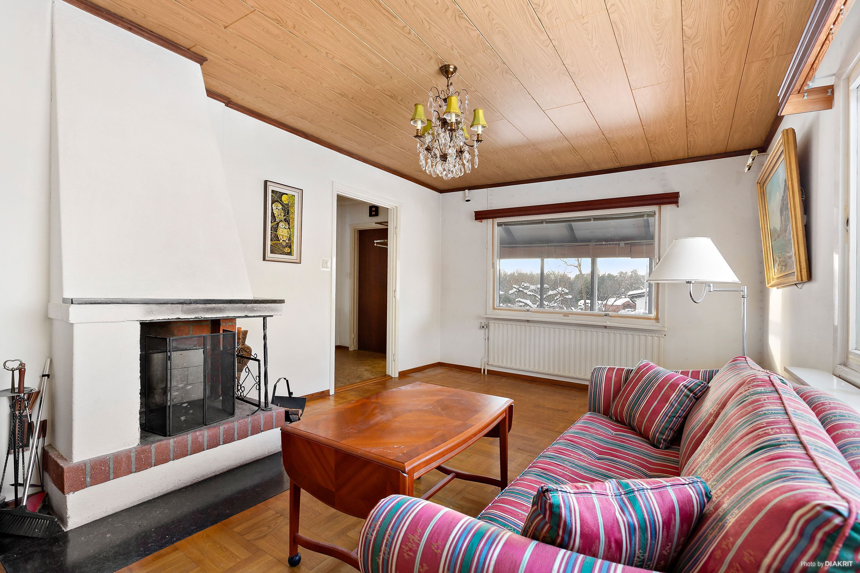 Vardagsrum med öppen spis