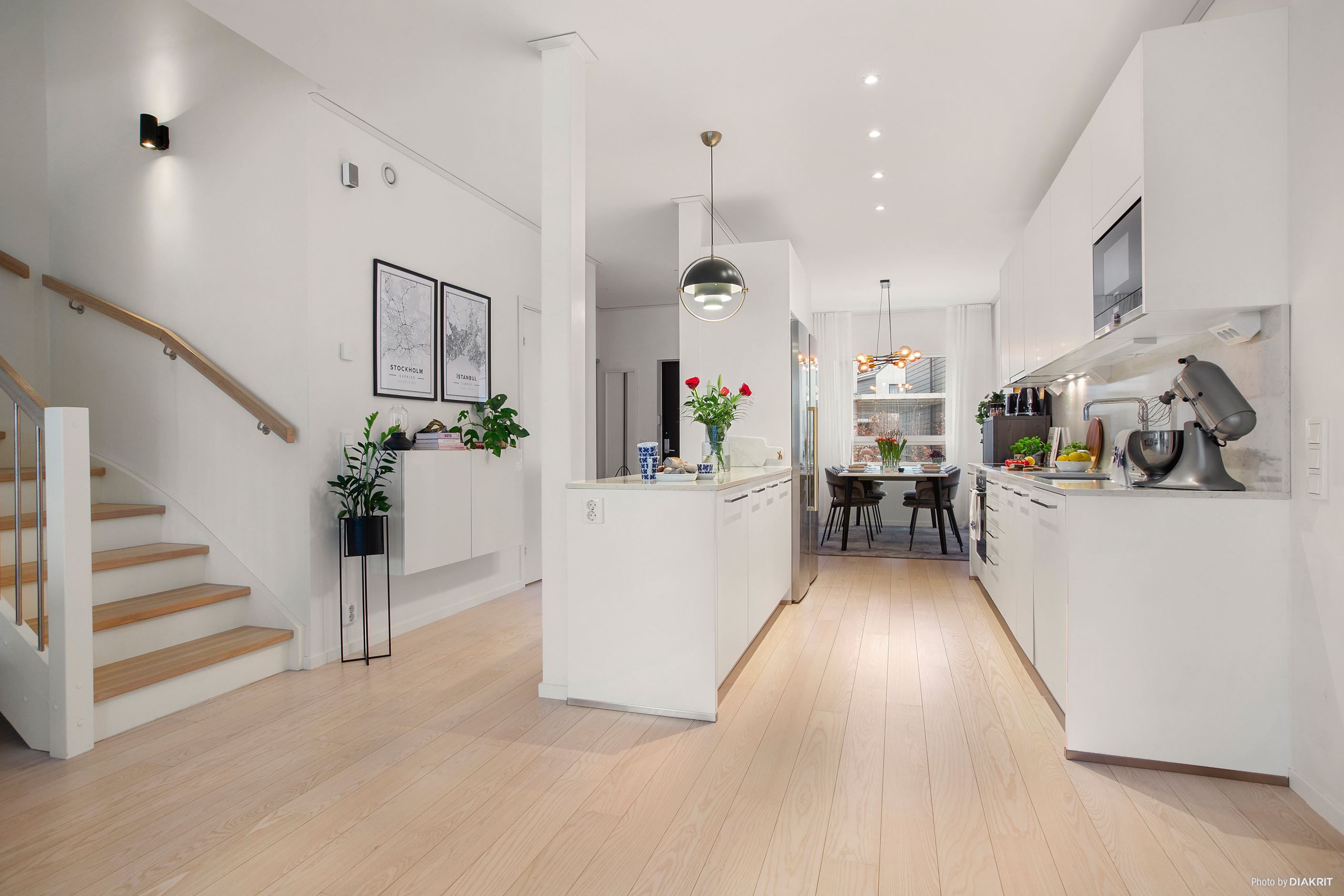 Smakfullt och välutrustat kök med matplats i öppen planlösning med vardagsrummet