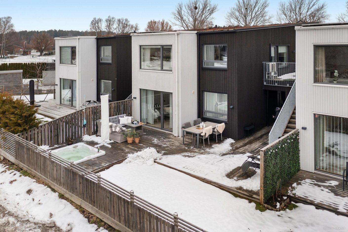 Fasadbild från baksidan, med uteplats och spabad