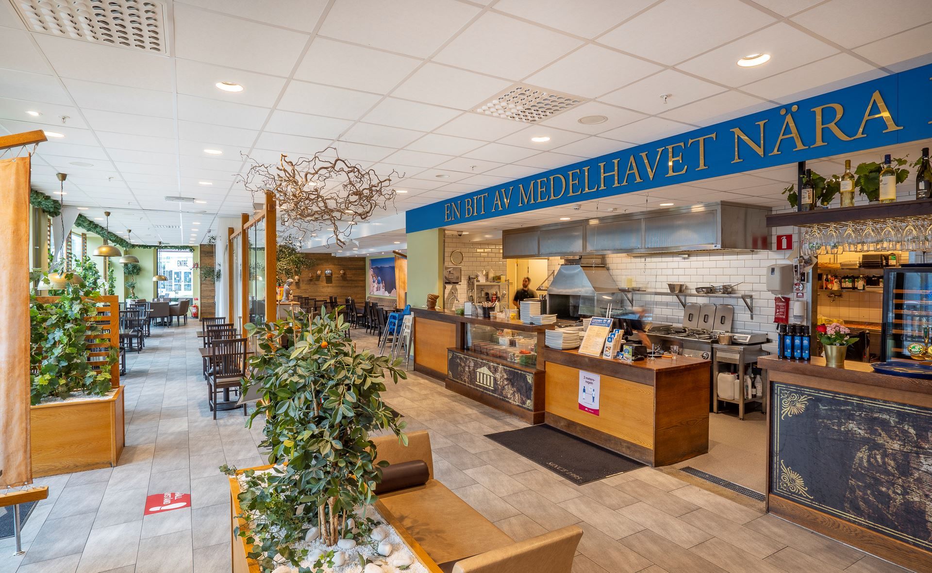 Grekiska kolgrillen vid stora torget