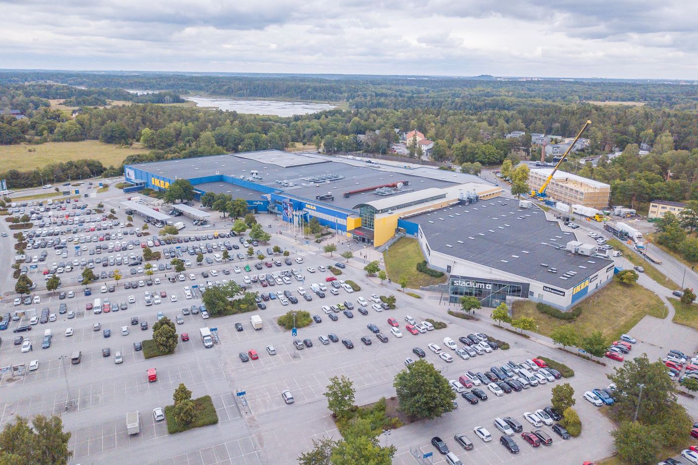 Del av handelsutbud och vy mot sjön på Järvafältet