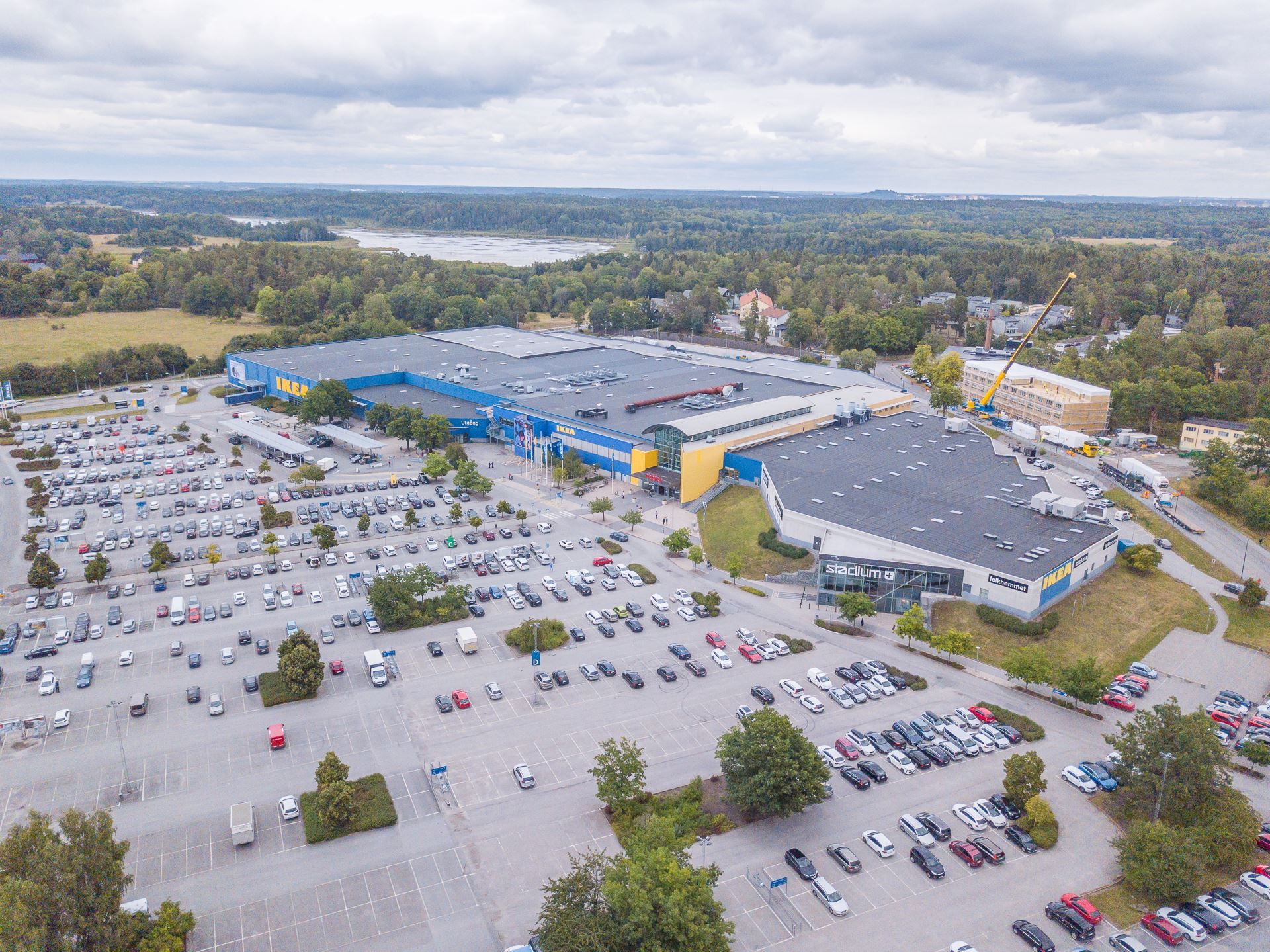 Del av handelsutbud och vy mot sjön på Järvafältet