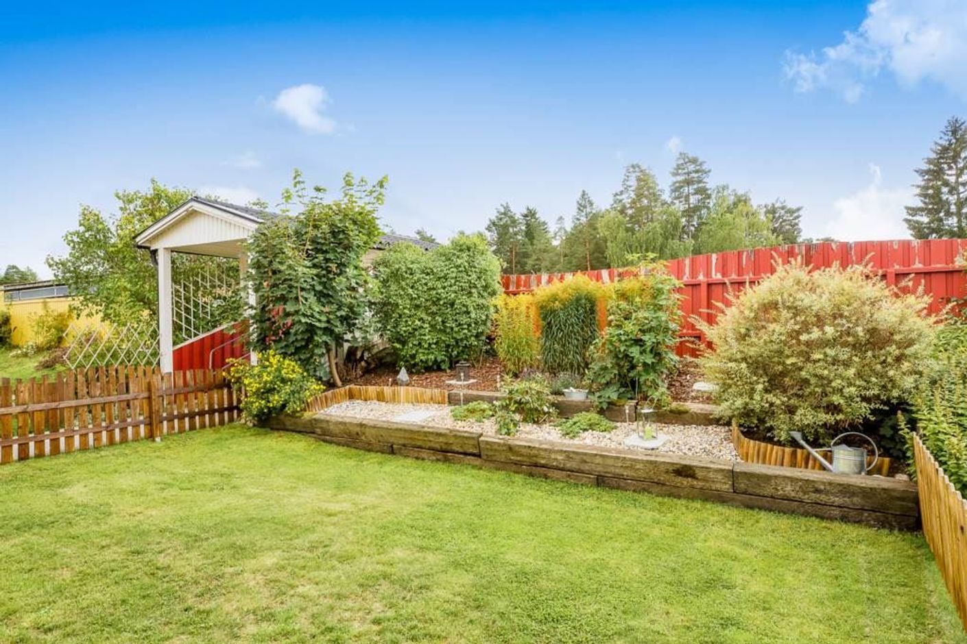 Välskött hörntomt, sommarbild