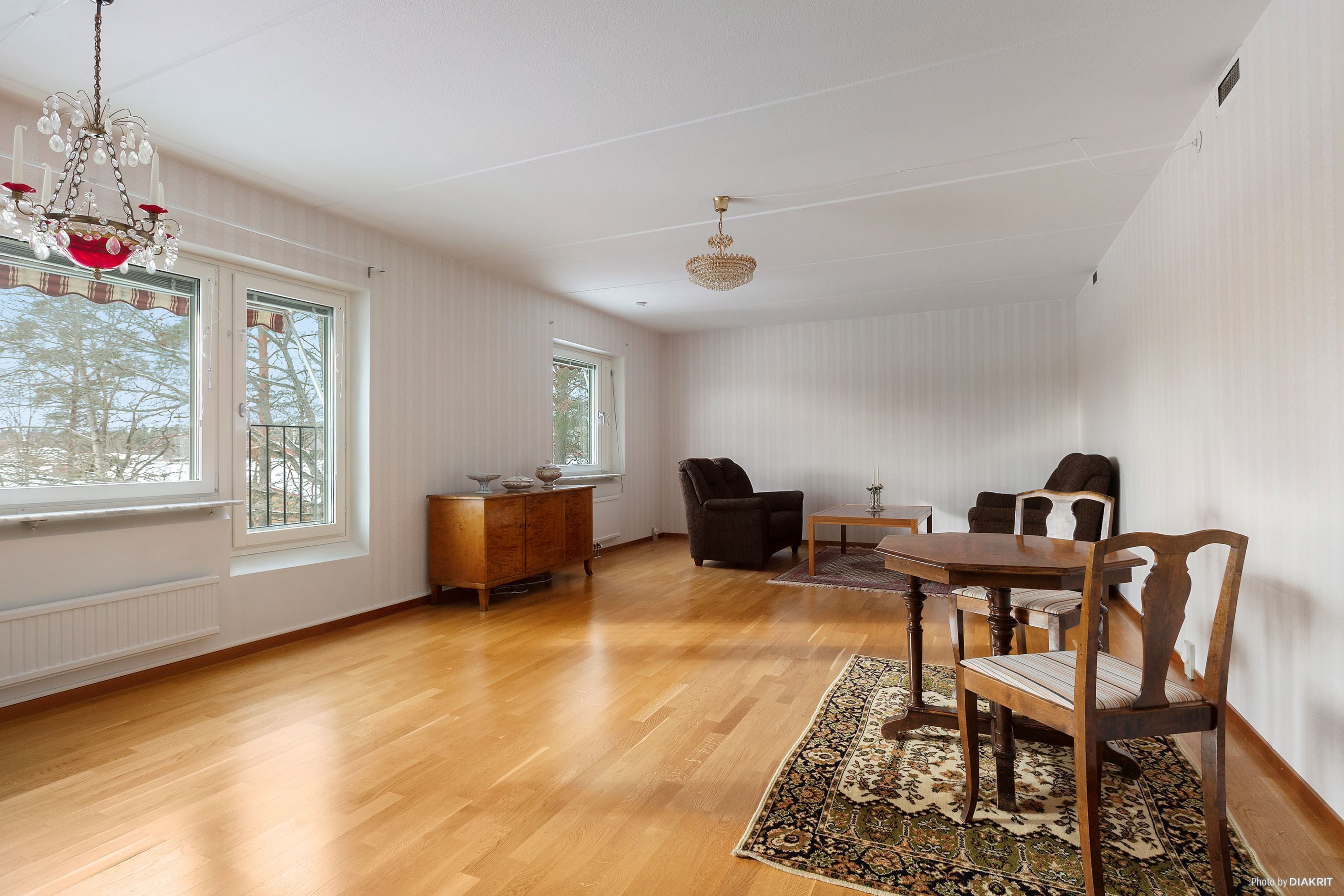 Ljust och rymligt vardagsrum, som kan inredas till sovrum + vardagsrum