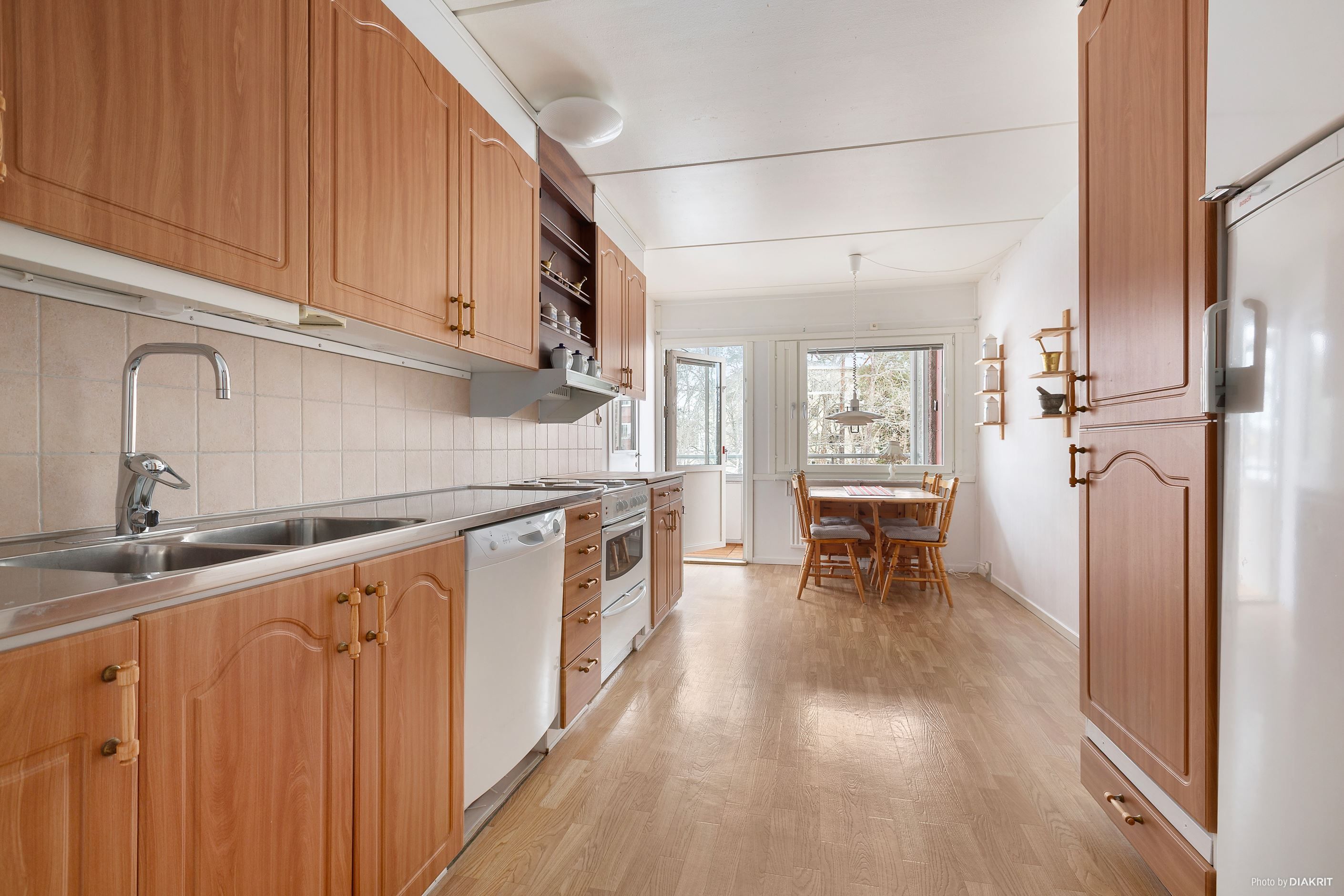 Rymligt kök med matplats och utgång till inglasad balkong