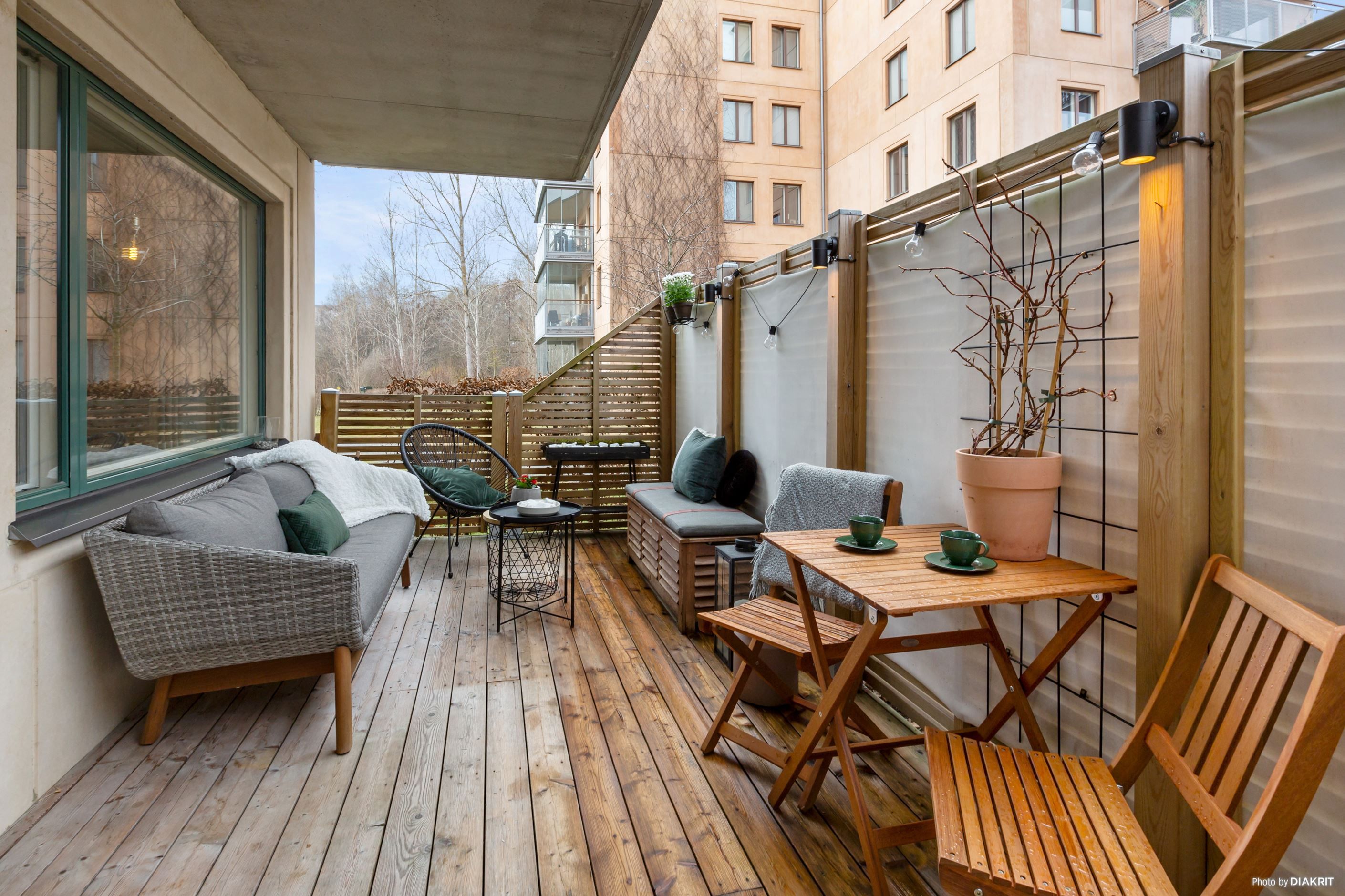 Stor, trädäcksförsedd och insynsskyddad altan/uteplats