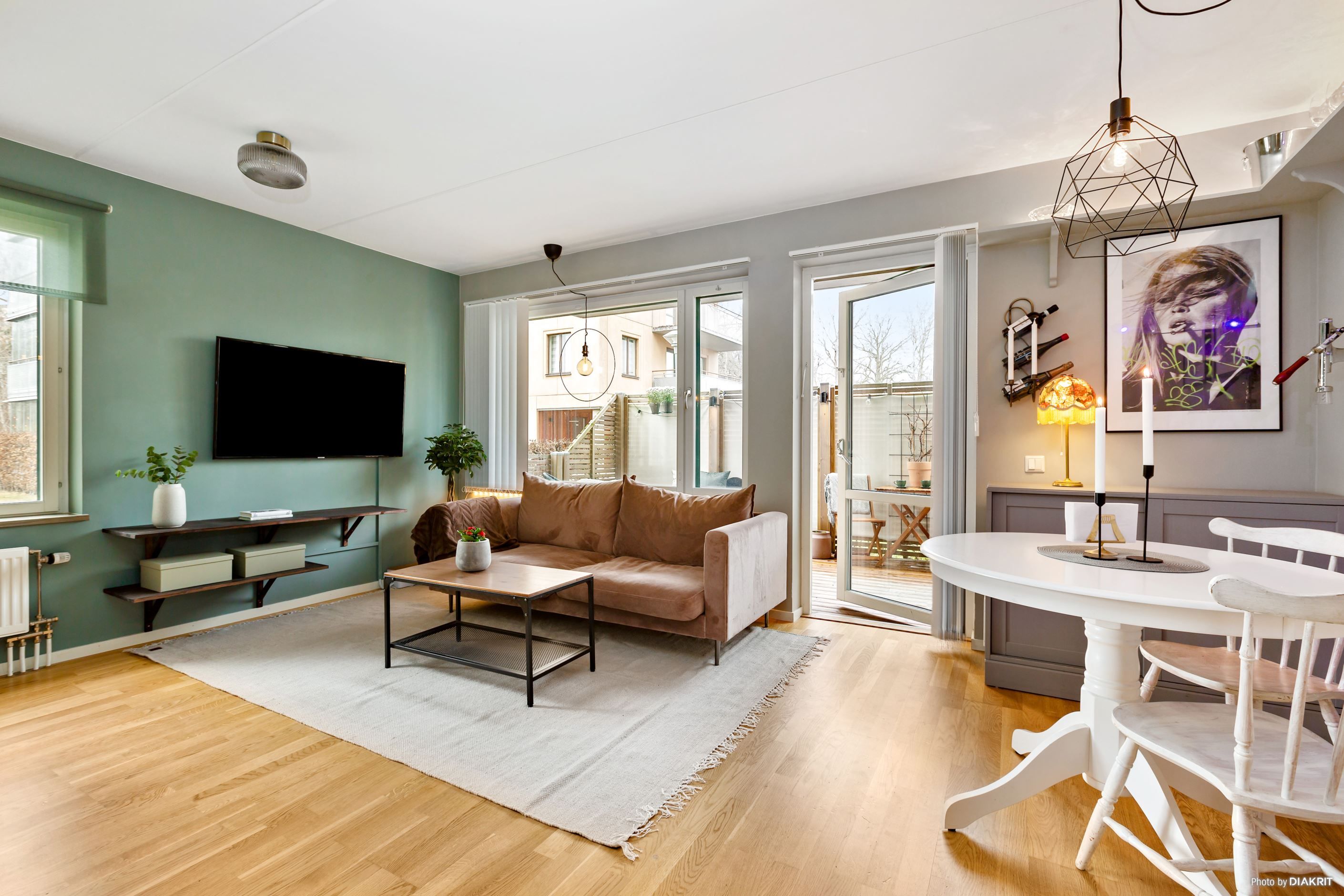 Vardagsrum med utgång till altanen