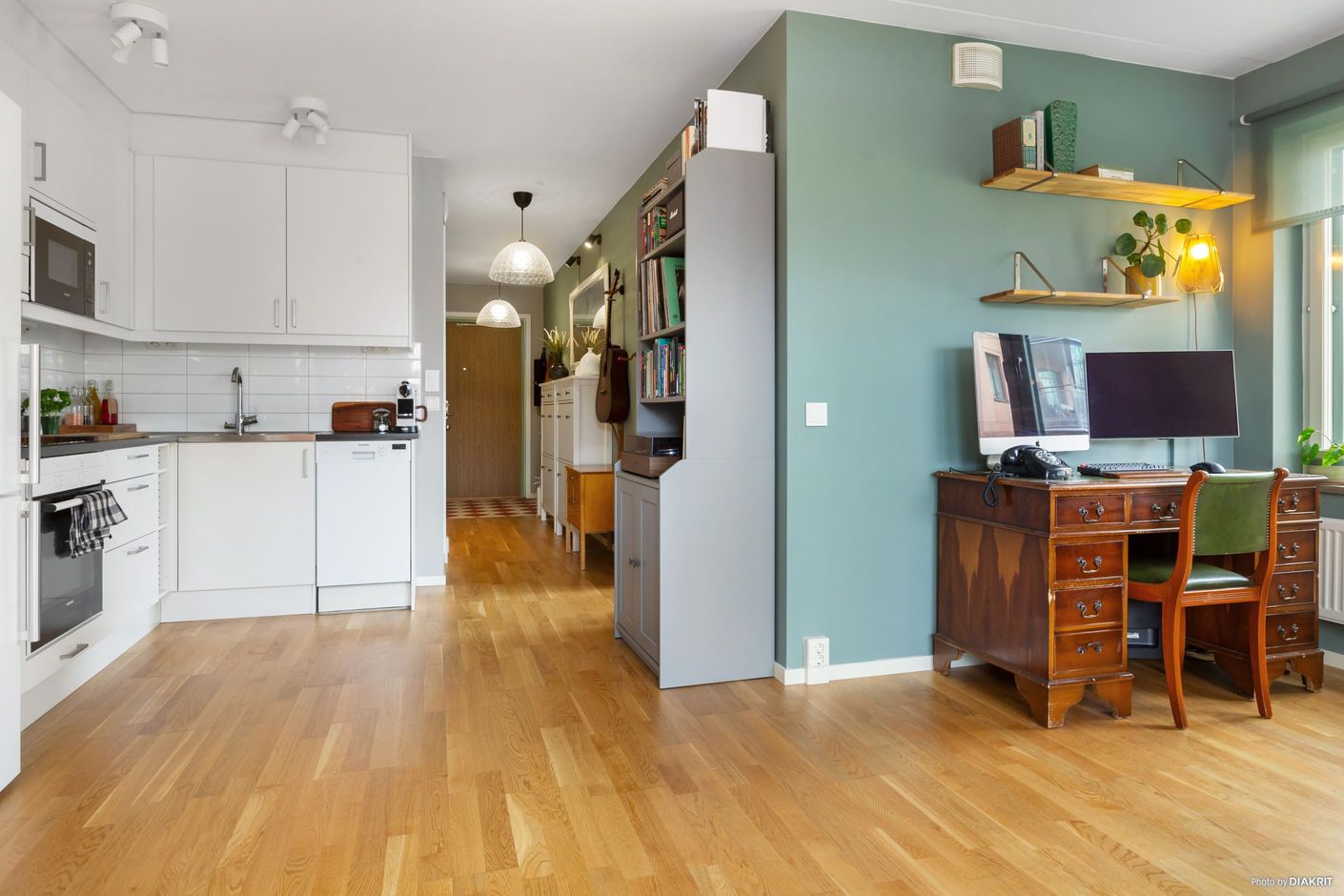 Kök med matplats och vardagsrum i öppen planlösning