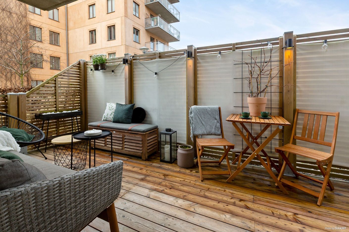 Trädäcksförsedd & insynsskyddad uteplats