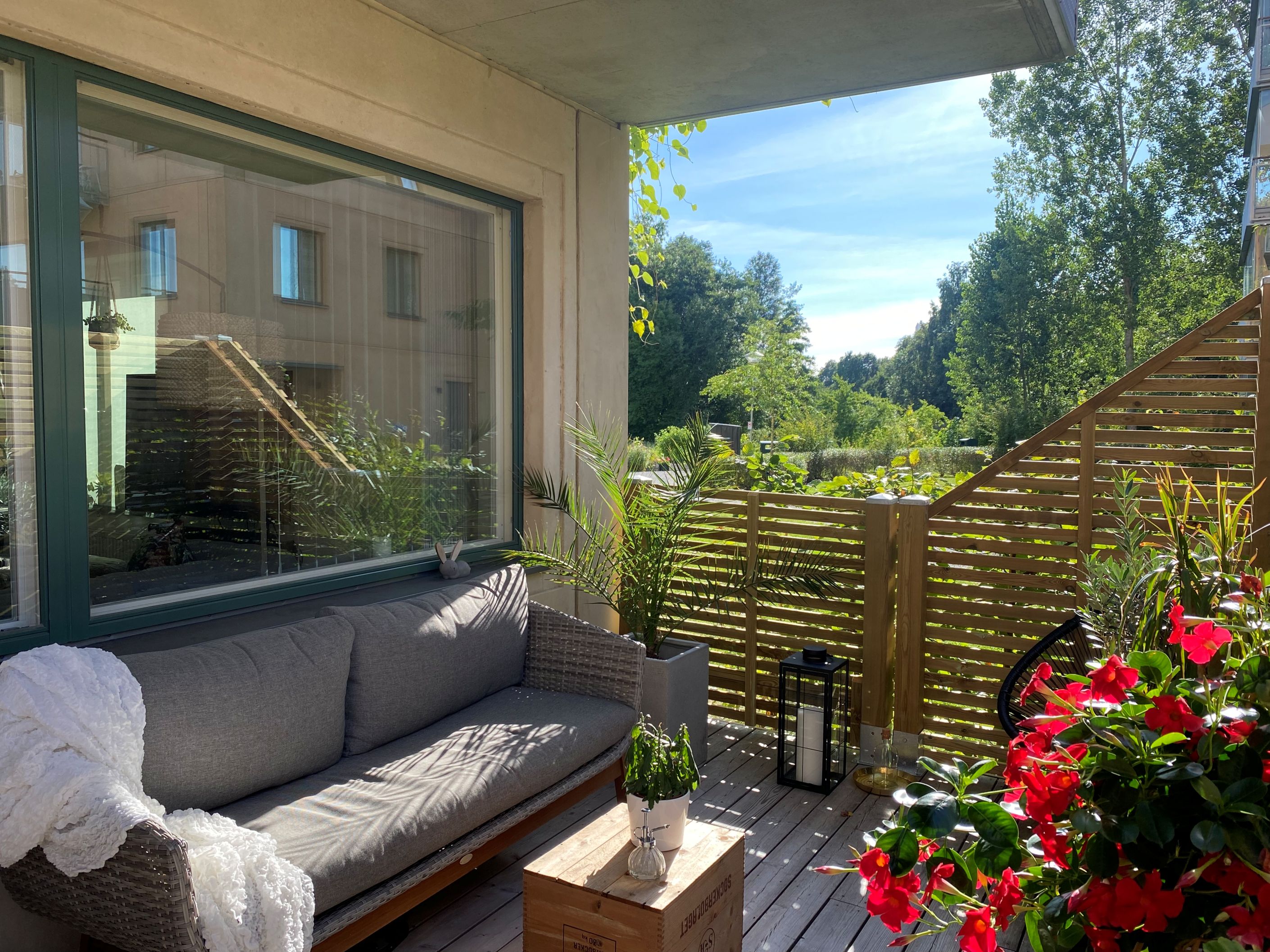 Sommarbild av uteplatsen