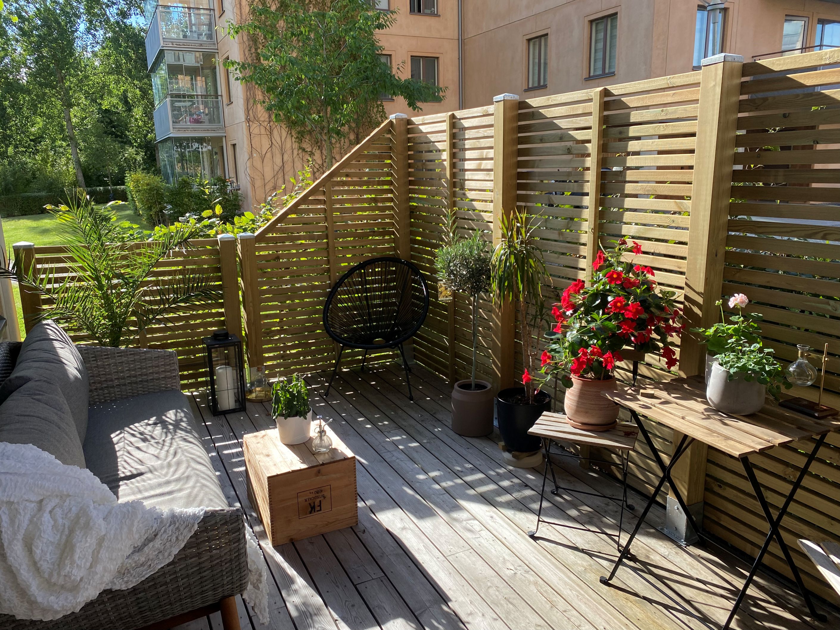 Sommarbild av uteplatsen