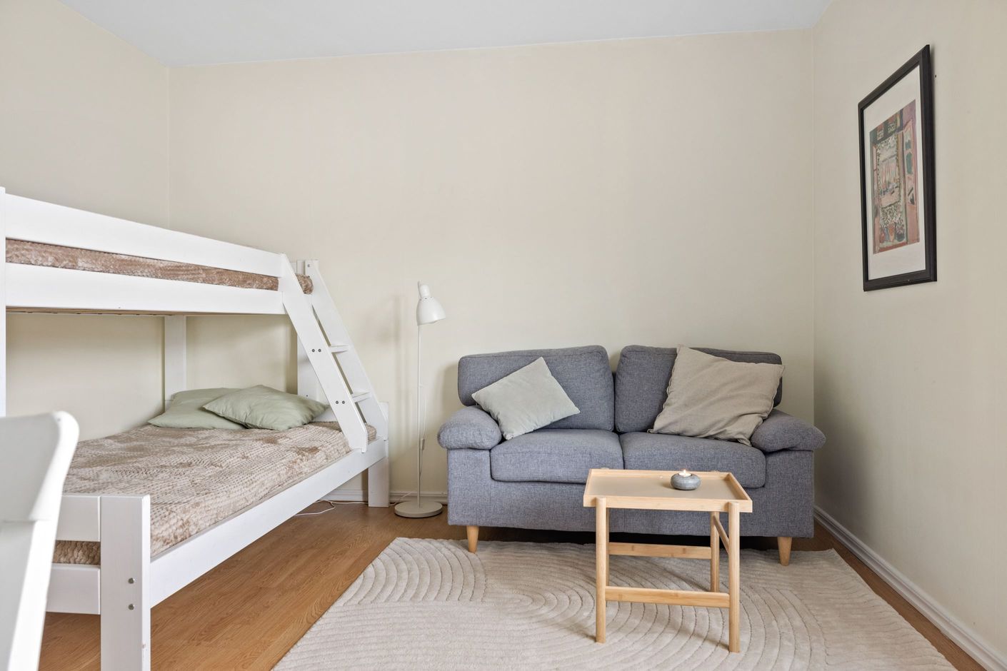 Plats för både säng och soffa.