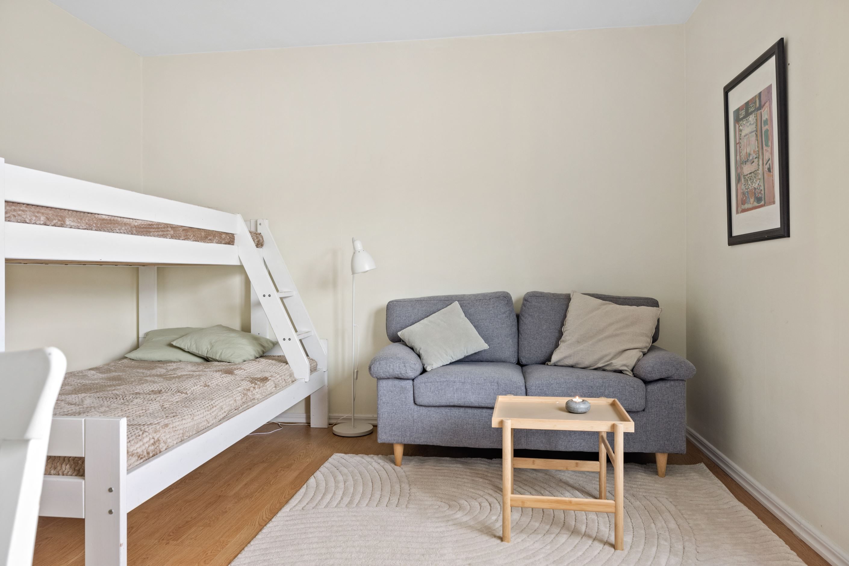 Plats för både säng och soffa.