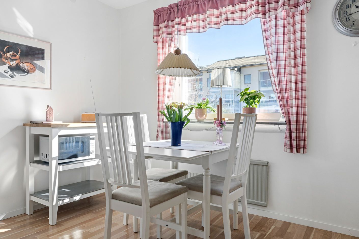 Plats för matbord vid fönster.